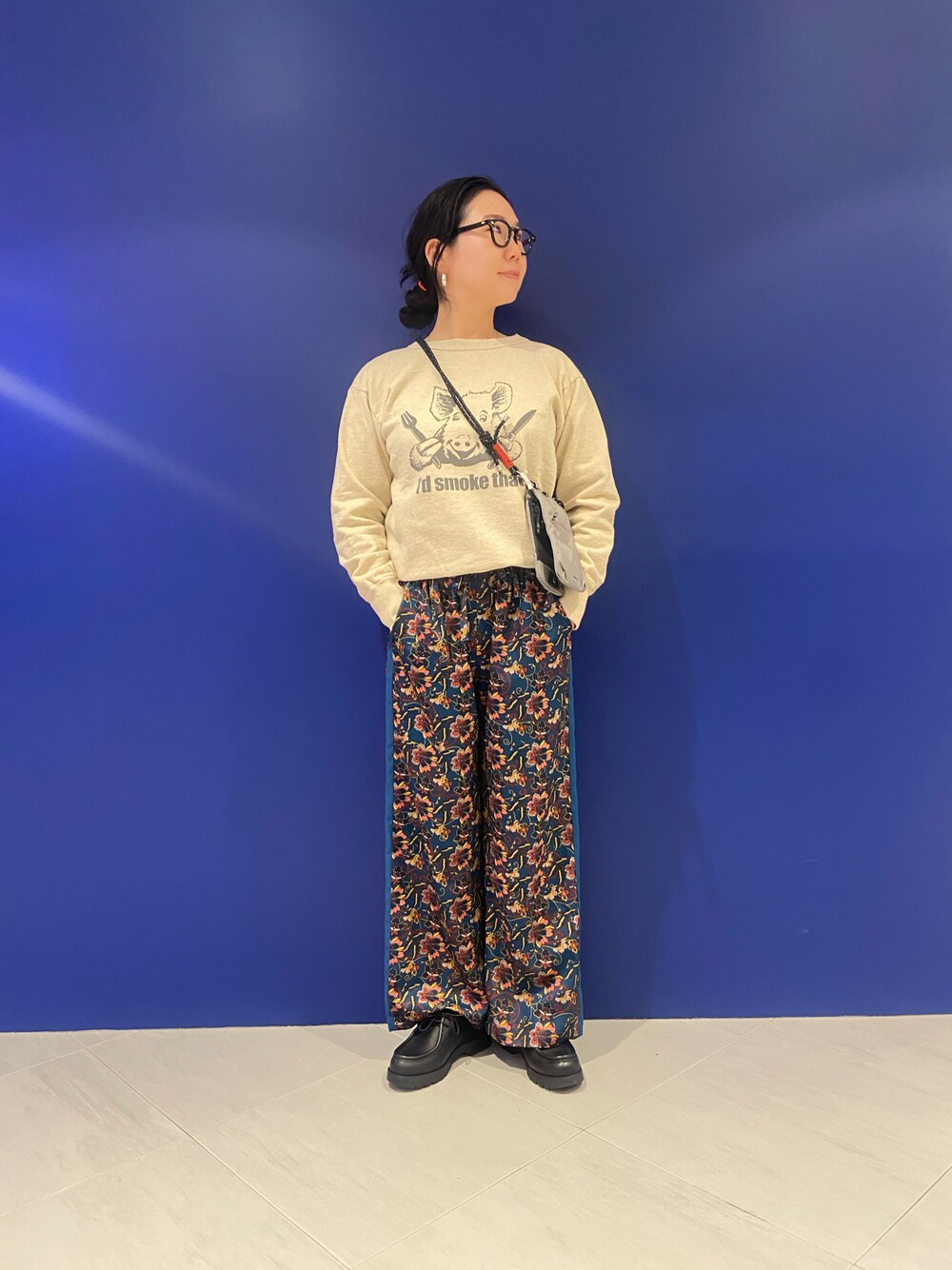 「スウェット、柄パンツ、レザーシューズ、ワイドパンツ、リラックススタイル、春先取り、カジュアルコーデ、mixta、クレマン、トポロジー」｜「BEAVERのB omnivore/ビーオムニボー　パウダーサテンプリントリラックスパンツ（その他パンツ、ブルー系）」を使った、小林さん（レディース・155cm）の冬コーディネートの1枚目の写真