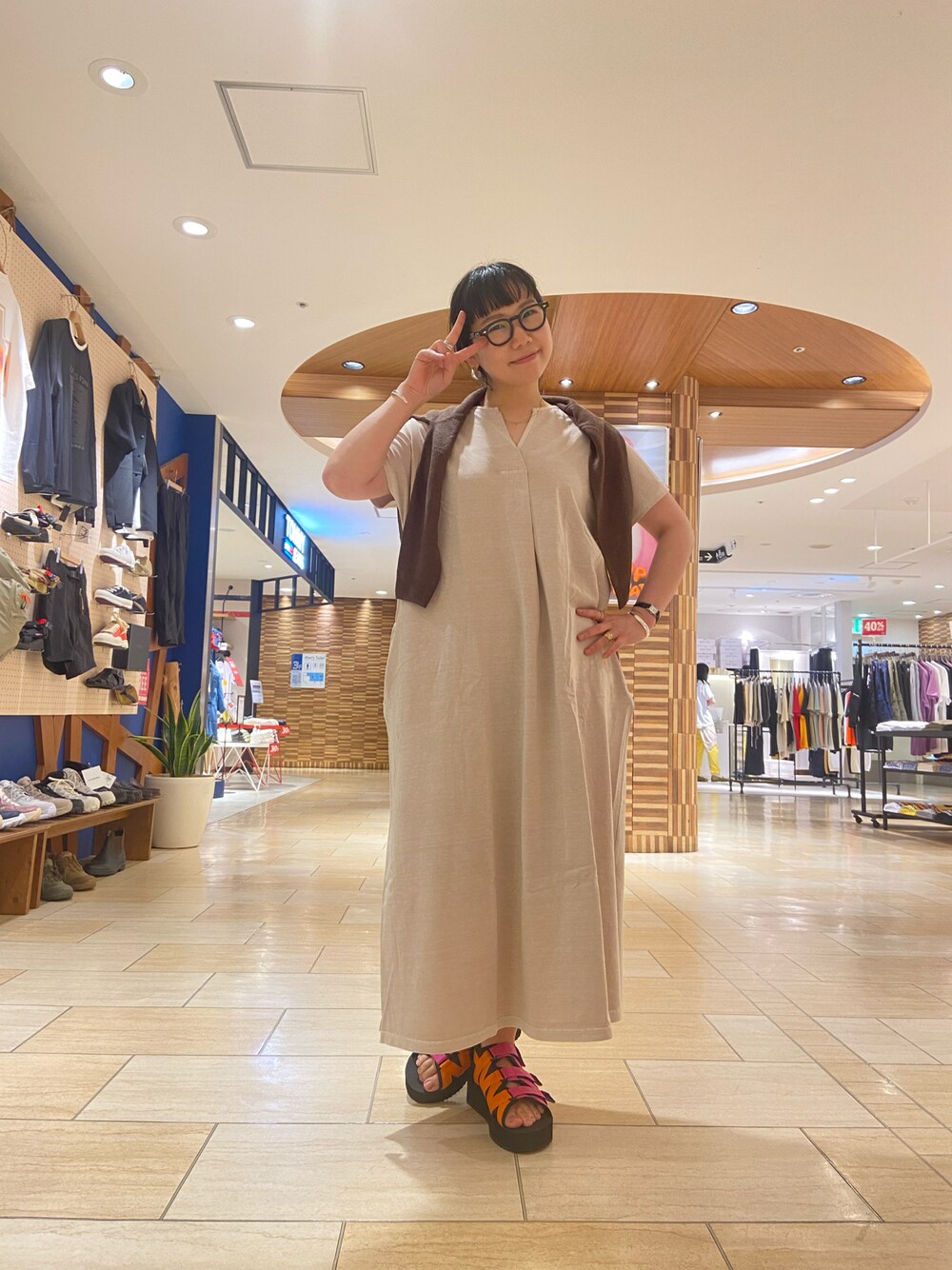 「シンプル、オトナカジュアル、夏、ゆるコーデ、厚底サンダル、カーティガン、ワンピース、BEAVER、BEAVER名古屋、サンダル」｜「MANASTASHのMANASTASH/マナスタッシュ　W-s PIGMENT SKIPPER DRESS（ワンピース、ブラック系）」を使った、小林さん（レディース・155cm）の夏コーディネートの1枚目の写真