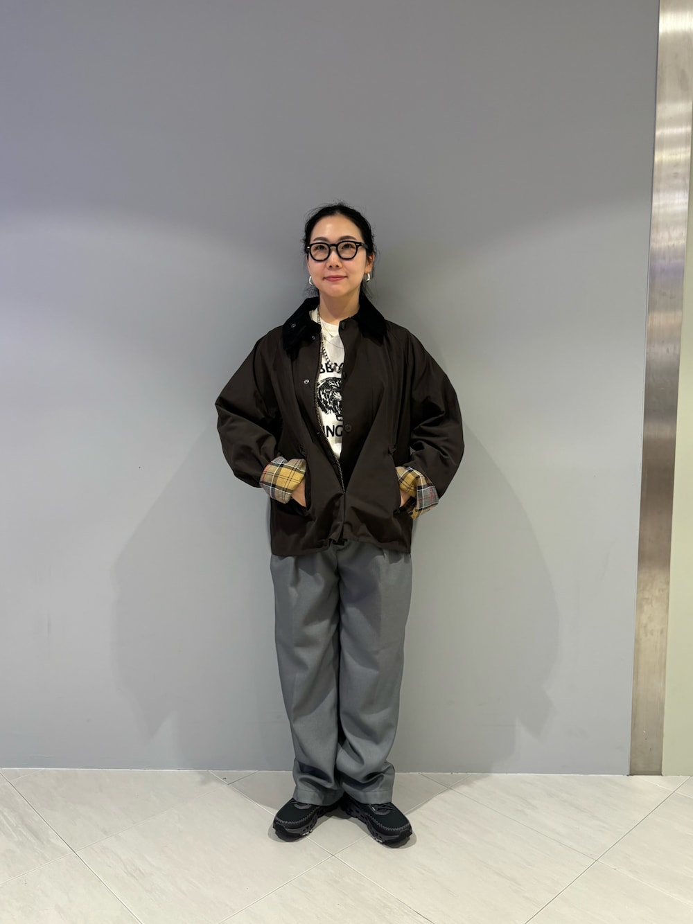 「BEAVER、バブアー、お出かけコーデ、パンツスタイル、シンプルスタイル、初秋コーデ、BEAVER別注、BEAVER名古屋、バブアー女子、トランスポート」｜「MIXTAのMIXTA/ミクスタ CREW NECK TABBY CAT Tシャツ（Tシャツ/カットソー、ベージュ系）」を使った、小林さん（レディース・155cm）の夏コーディネートの1枚目の写真