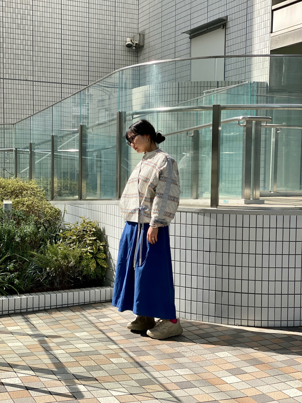 「オトナカジュアル、グラミチ、グラミチ女子、カジュアルコーデ、春、春夏コーデ、カラーコーデ、ブルースカート、テールカットスカート、BEAVER、BEAVER名古屋、メガネ女子」｜「GramicciのGRAMICCI/グラミチ TALECUT SKIRT テイルカットスカート G2SW-SK001（スカート、ブルー系）」を使った、小林さん（レディース・155cm）の春コーディネートの1枚目の写真
