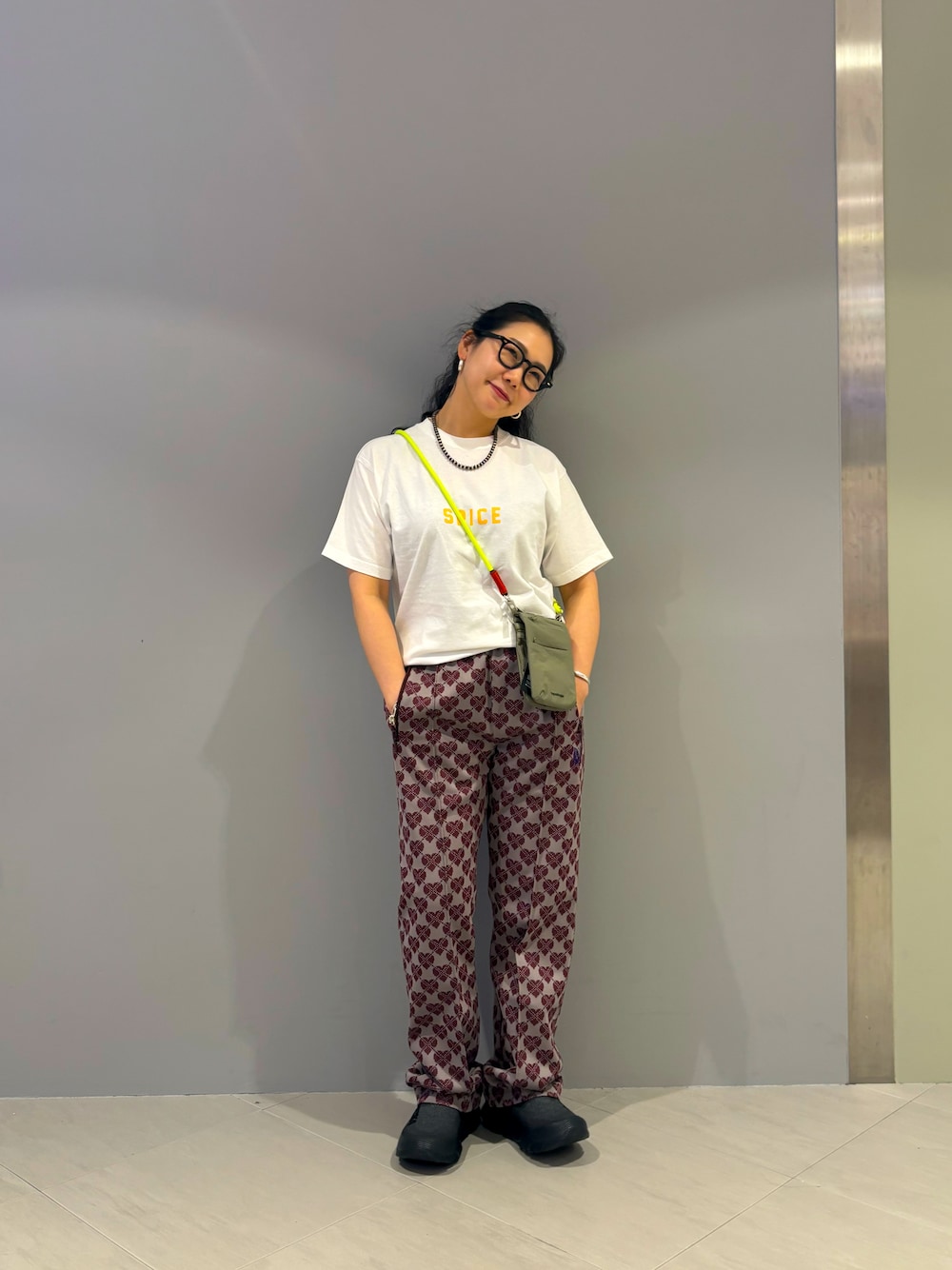 「夏、お出かけコーデ、トラックパンツ、パンツスタイル、リラックススタイル、シンプルコーデ、Tシャツコーデ、ホカオネオネ、携帯ストラップ、トポロジー」｜「FUNGのFUNG/ファング　Basic tee SPICE CURRY（Tシャツ/カットソー、ホワイト系）」を使った、小林さん（レディース・155cm）の夏コーディネートの1枚目の写真