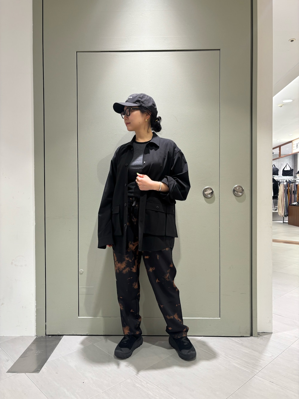 「キャップ、タイダイ柄、BEAVER、パンツスタイル、シャツスタイル、モノトーンコーデ、シンプルスタイル、ゆるコーデ、BEAVER名古屋、春めき満開コーデ」｜「Oddsのodds/オッズ  STICH CAP ステッチキャップ（キャップ、ベージュ系）」を使った、小林さん（レディース・155cm）の春コーディネートの1枚目の写真