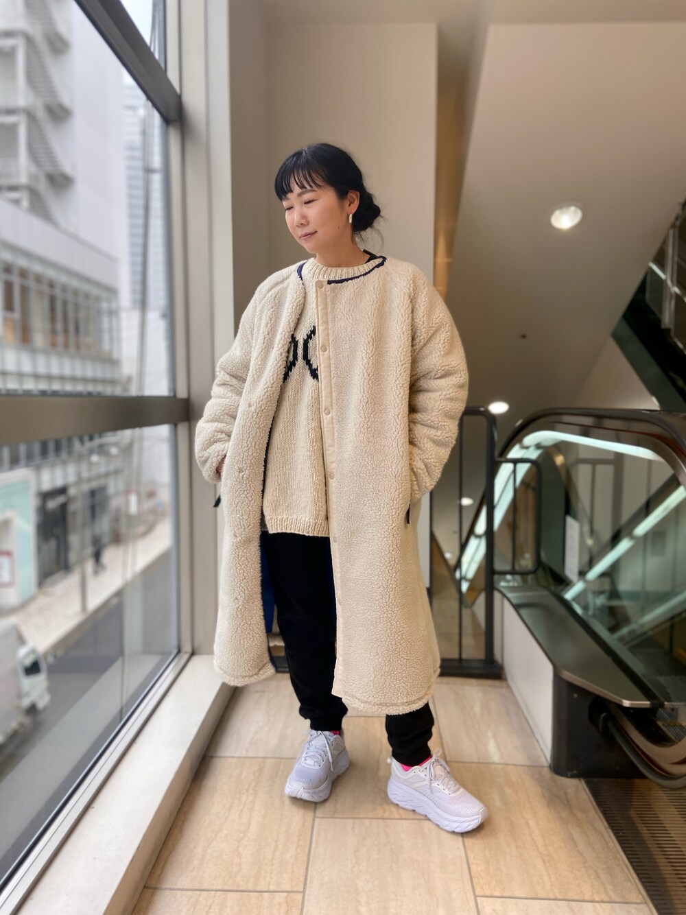 「秋冬コーデ、グラミチ、グラミチ女子、着回しコーデ、大人コーデ、休日スタイル、フリースパンツ、あったかコーデ、あったかパンツ、BEAVER、BEAVER名古屋」｜「MANASTASHのMANASTASH/マナスタッシュ　W's  MT. GORILLA LONG JKT '21　ウィメンズ　マウントゴリラ　ロングジャケット　フリース（ノーカラーコート、ブラウン系）」を使った、小林さん（レディース・155cm）の秋コーディネートの1枚目の写真