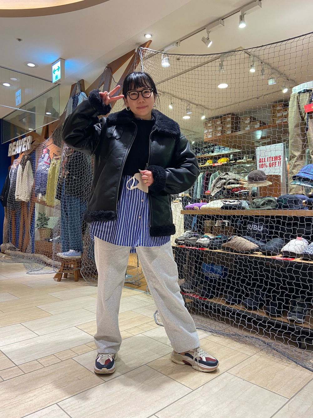 「冬、大晦日、フェイクレザー、フェイクムートン、大人カジュアル、冬コーデ、BEAVER、BEAVER名古屋、シンプル、ブラックコーデ、スウエットパンツ、オーバーサイズ」｜「Retro GradeのRETRO GRADE/レトログレード　ECO MOUTON JACKET エコムートンジャケット（ブルゾン、ベージュ系）」を使った、小林さん（レディース・155cm）の冬コーディネートの1枚目の写真