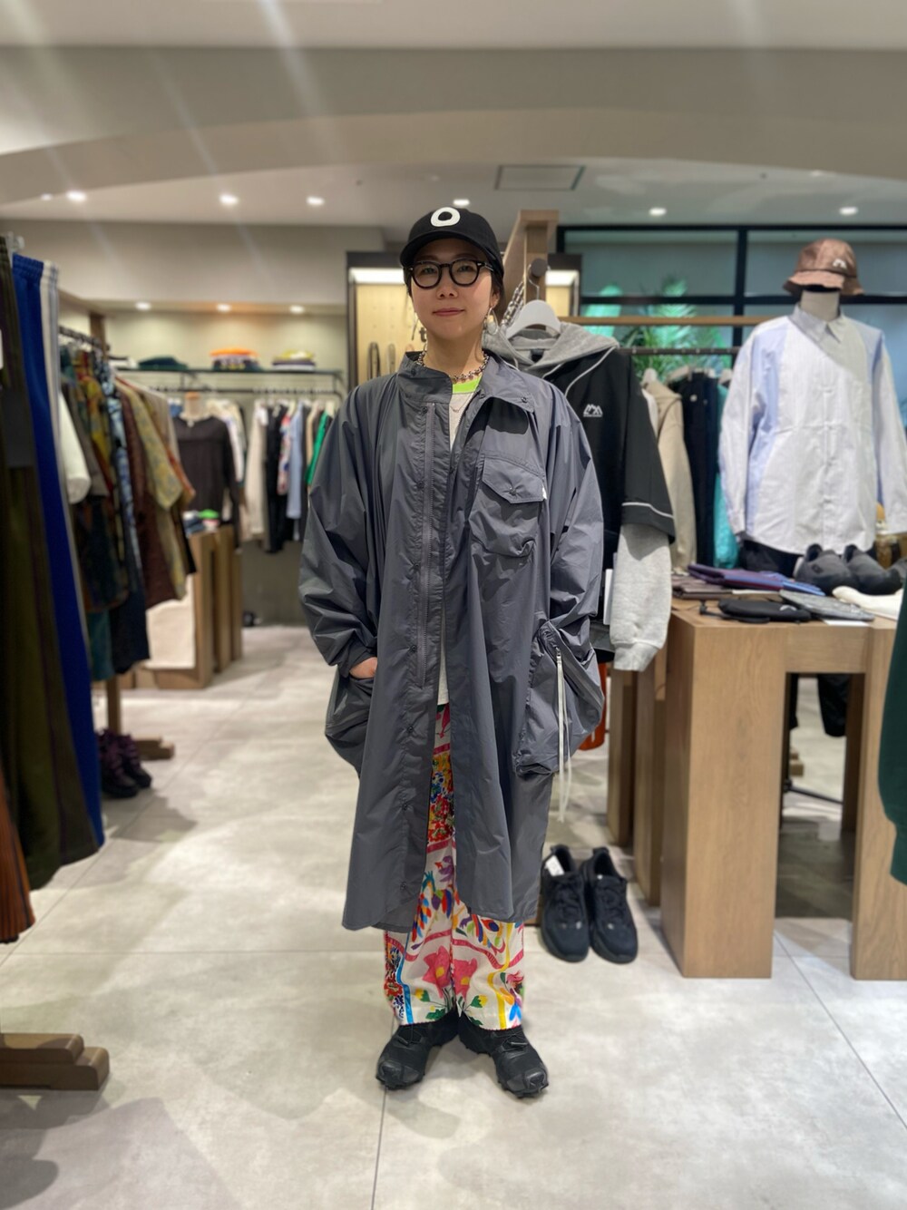 「カットソー、Tシャツ、BEAVER、インナー、春、スプリングコート、パンツコーデ、オトナカジュアル、BEAVER名古屋、CMF Outdoor Garment」｜「CMF OUTDOOR GARMENTのCMF OUTDOOR GARMENT/シーエムエフアウトドアガーメント　別注MILITARY RAINFALLS PONCHO（その他アウター、グレー系）」を使った、小林さん（レディース・155cm）の春コーディネートの1枚目の写真