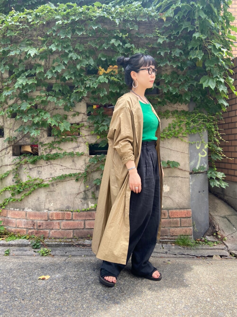 ブラック系のサンダル、ベージュ系のパンツ、ブラック系のワンピース/ドレスを着用したレディースの夏コーディネートの1枚目の写真