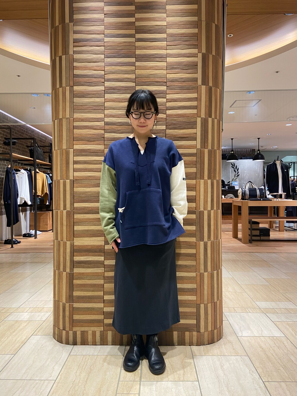 「カジュアルコーデ、オトナカジュアル、ゆるコーデ、春服、差し色、スカート、タイトスカート、スカートコーデ、BEAVER、BEAVER名古屋、リラックス」｜「MANASTASHのMANASTASH/マナスタッシュ W's HEMP SWEAT BAJA P/O　ウィメンズ　ヘンプスウェット　バハプルオーバー（スウェット、グリーン系）」を使った、小林さん（レディース・155cm）の冬コーディネートの1枚目の写真
