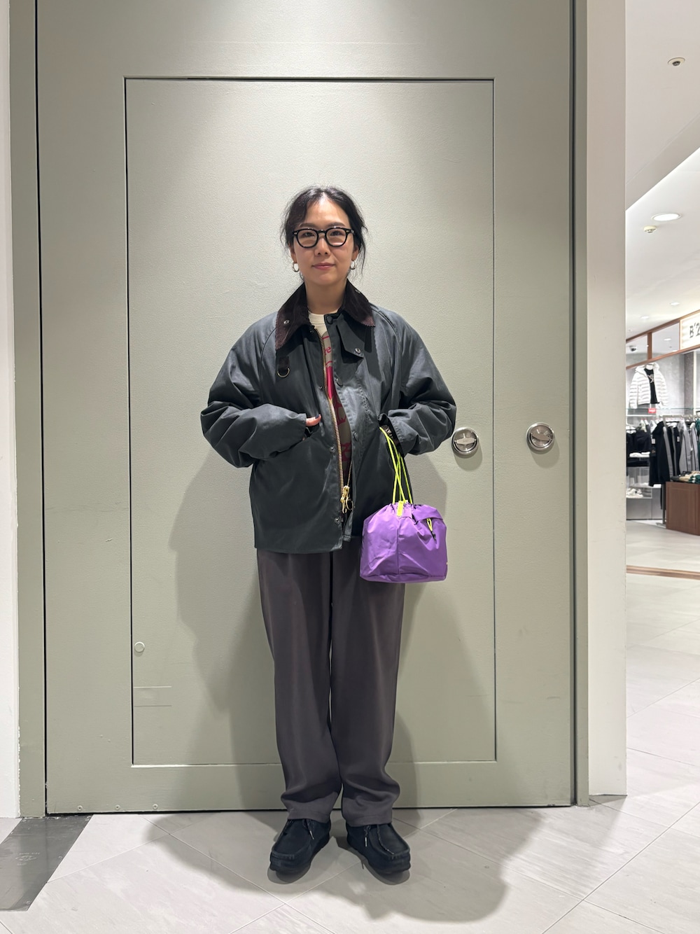 「BEAVER、バブアー、キレイめ、お出かけコーデ、グラミチ、冬服、着回しコーデ、グラミチ別注、BEAVER名古屋、バブアー女子」｜「GramicciのGRAMICCI×BEAVER/グラミチ×ビーバー　別注 WOOL LIKE SLACKS  ウールライクスラックス（スラックス、グレー系）」を使った、小林さん（レディース・155cm）の冬コーディネートの1枚目の写真
