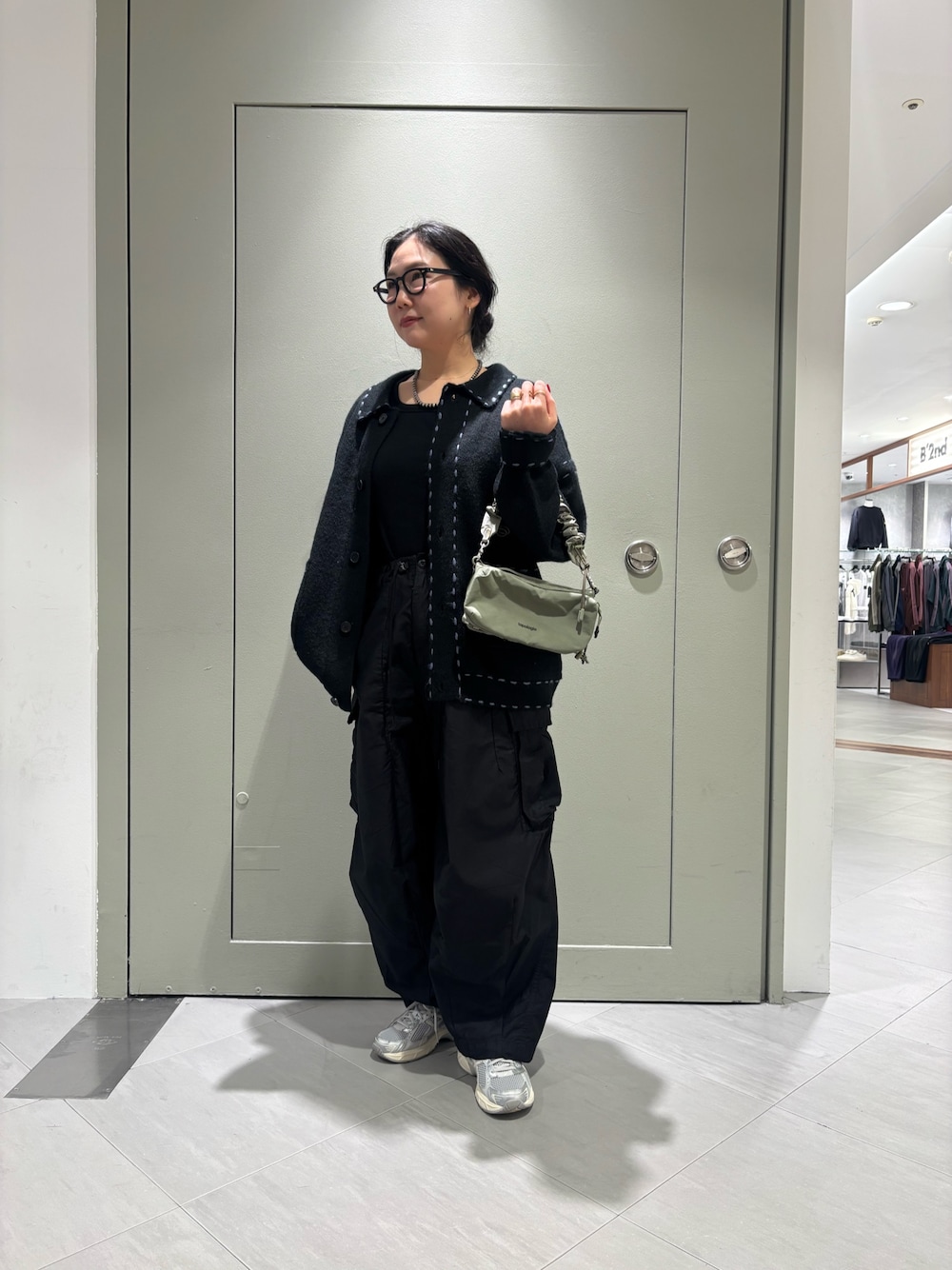 ブラック系のカーディガン/ボレロ、グレー系のショルダーバッグを着用したレディースの秋コーディネートの1枚目の写真