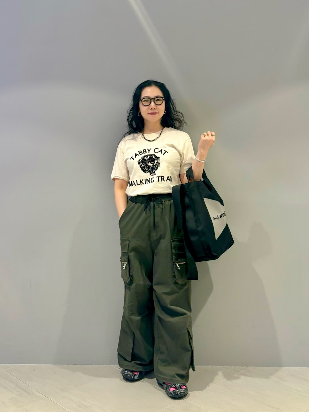 「夏、BEAVER、カーゴパンツ、オリーブ、お出かけコーデ、サンダル、夏コーデ、ボリュームパンツ、Tシャツコーデ、BEAVER名古屋」｜「MIXTAのMIXTA/ミクスタ CREW NECK TABBY CAT Tシャツ（Tシャツ/カットソー、ベージュ系）」を使った、小林さん（レディース・155cm）の夏コーディネートの1枚目の写真