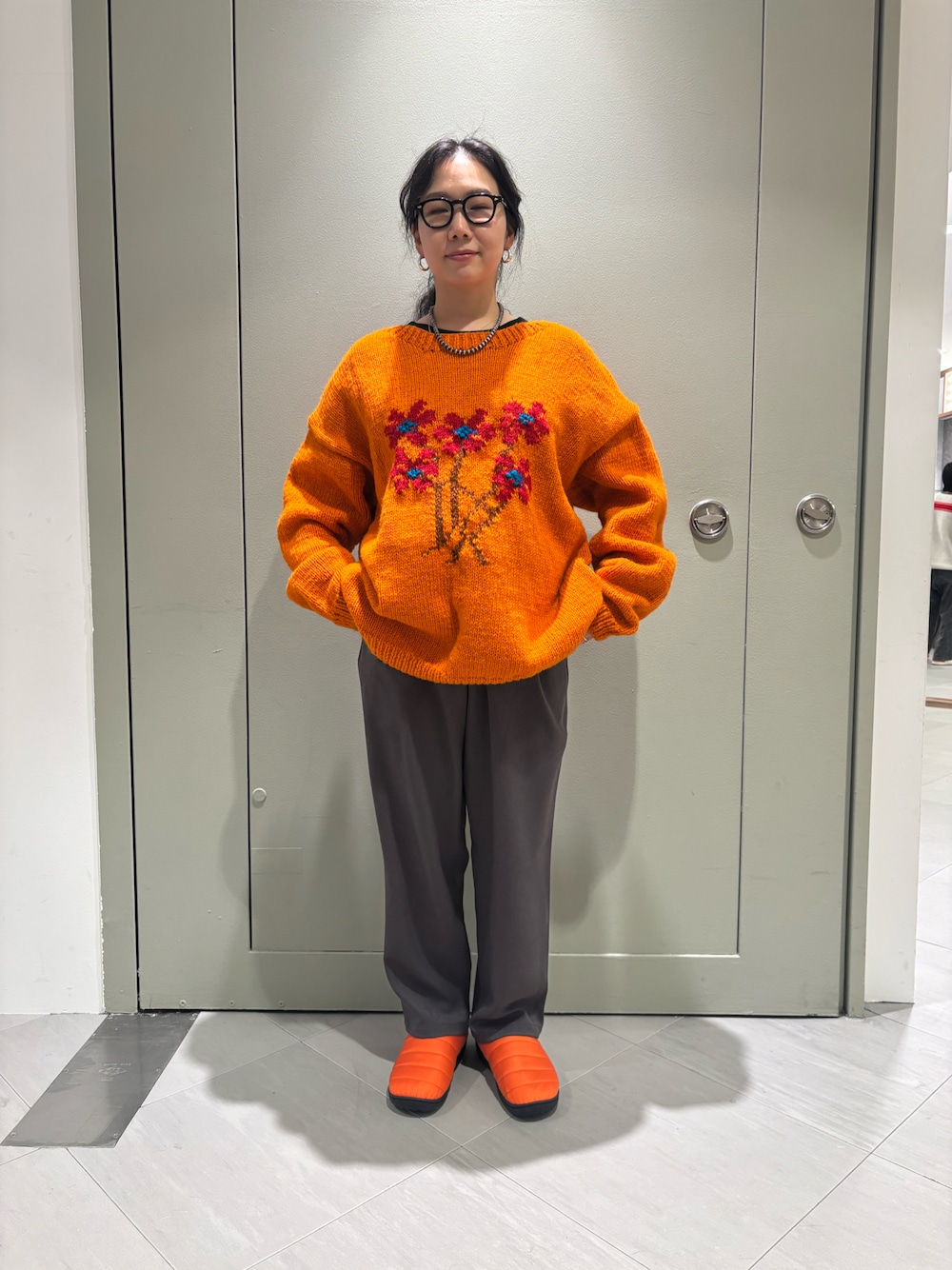 「ニット、BEAVER、お出かけコーデ、グラミチ、着回しコーデ、ニットコーデ、冬アウター、グラミチ別注、SUBU、マクマホンニッティングミルズ」｜「GramicciのGRAMICCI×BEAVER/グラミチ×ビーバー　別注 WOOL LIKE SLACKS  ウールライクスラックス（スラックス、グレー系）」を使った、小林さん（レディース・155cm）の冬コーディネートの1枚目の写真