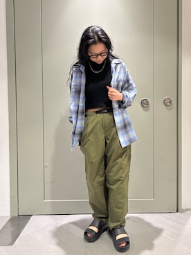 「Gramicci（グラミチ）のGramicci/グラミチ　別注NYLON TUCK PANTS　別注ナイロンタックパンツ（その他パンツ、ブラウン系）」を使った、小林さん（レディース・155cm）の春コーディネート