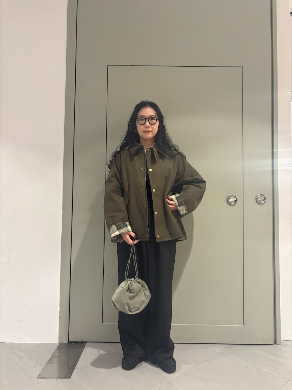 「アウター、黒、バブアー、別注アイテム、黒パンツ、ワラビー、冬のコーデ、オトナ女子、ショート丈アウター、バブアー女子」｜「BarbourのBARBOUR × BEAVER/バブアー×ビーバー  別注 TRANSPORT 24（ブルゾン、ブラック系）」を使った、小林さん（レディース・155cm）の冬コーディネートの1枚目の写真