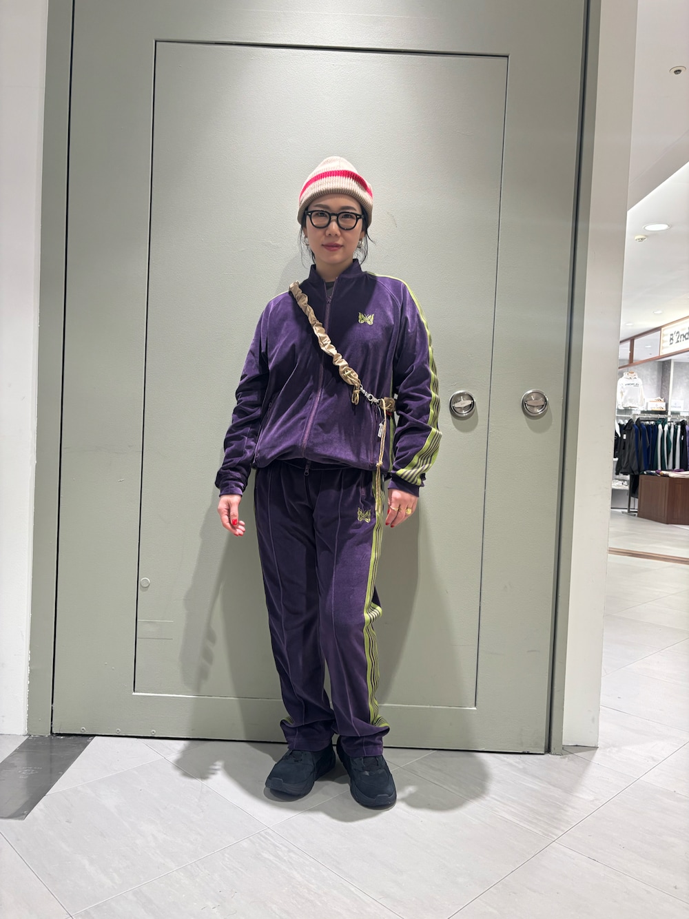 「セットアップ、BEAVER、ベロア、トラックパンツ、トラックジャケット、今日のコーデ、ベロアパンツ、BEAVER名古屋、HOKAONEONE、ホカオネオネ」｜「HOKAのHOKA ONE ONE/ホカ オネオネ  CLIFTON L SUEDE クリフトン L スエード（スニーカー、グレー系）」を使った、小林さん（レディース・155cm）の冬コーディネートの1枚目の写真