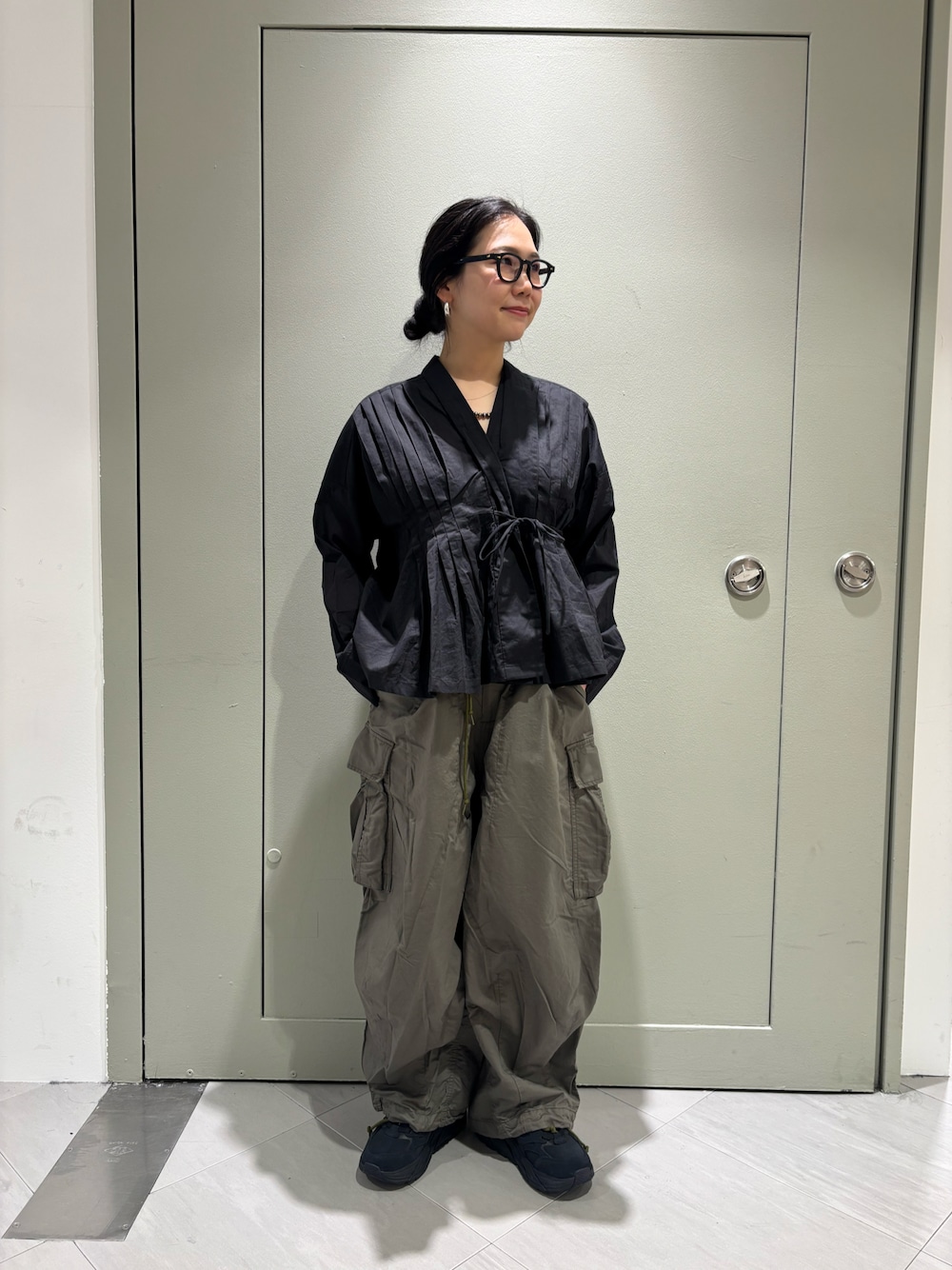 「ブラウス、BEAVER、カーゴパンツ、お出かけコーデ、春服、春コーデ、シャツコーデ、30代コーデ、BEAVER名古屋、ホカオネオネ」｜「HOKAのHOKA ONE ONE/ホカ オネオネ  CLIFTON L SUEDE クリフトン L スエード（スニーカー、グレー系）」を使った、小林さん（レディース・155cm）の春コーディネートの1枚目の写真
