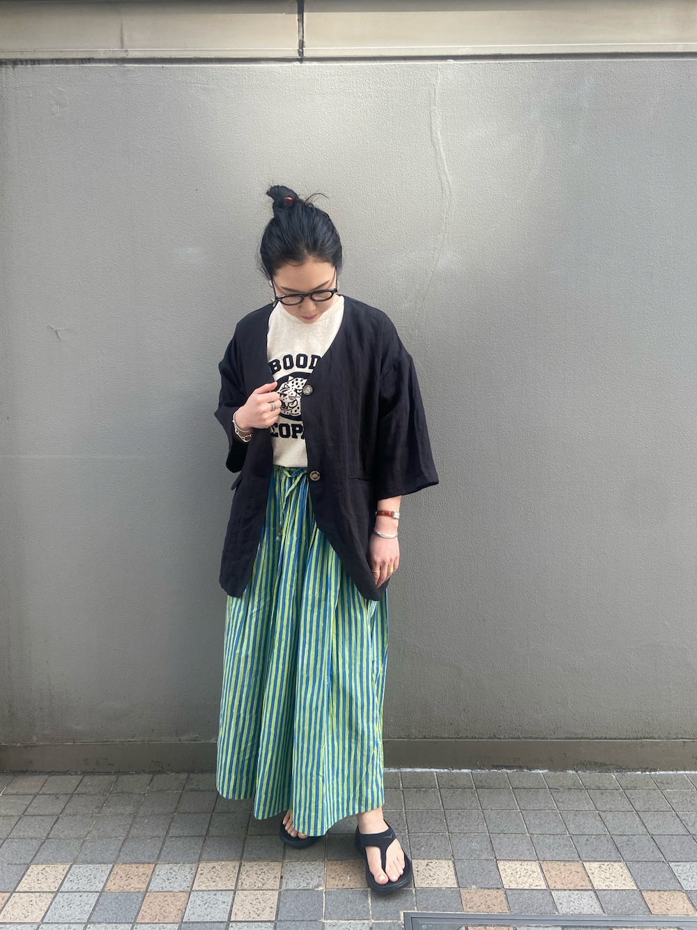 ブラック系のノーカラージャケット、ブラック系のサンダル、ブラック系のサンダルを着用したレディースの春コーディネートの1枚目の写真