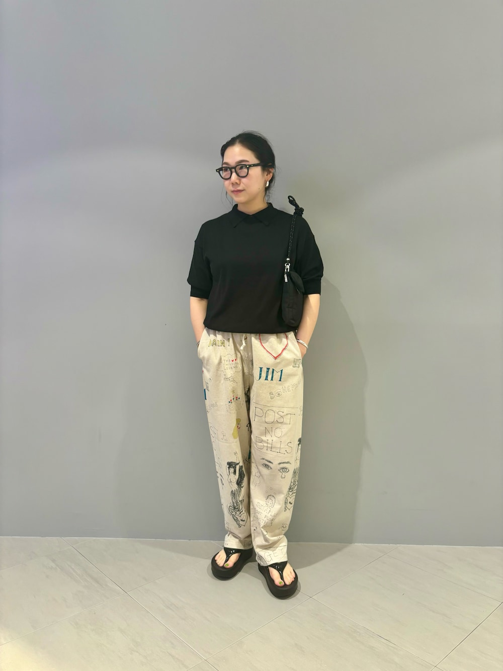 「柄パンツ、BEAVER、ボヘミアンズ、ポロシャツ、コットンニット、夏服、ラクチンコーデ、ショート丈トップス、オトナカジュアル、夏ファッション」｜「BOHEMIANSのBOHEMIANS / ボヘミアンズ  別注LOOSE PANTS（その他パンツ、ベージュ系）」を使った、小林さん（レディース・155cm）の夏コーディネートの1枚目の写真