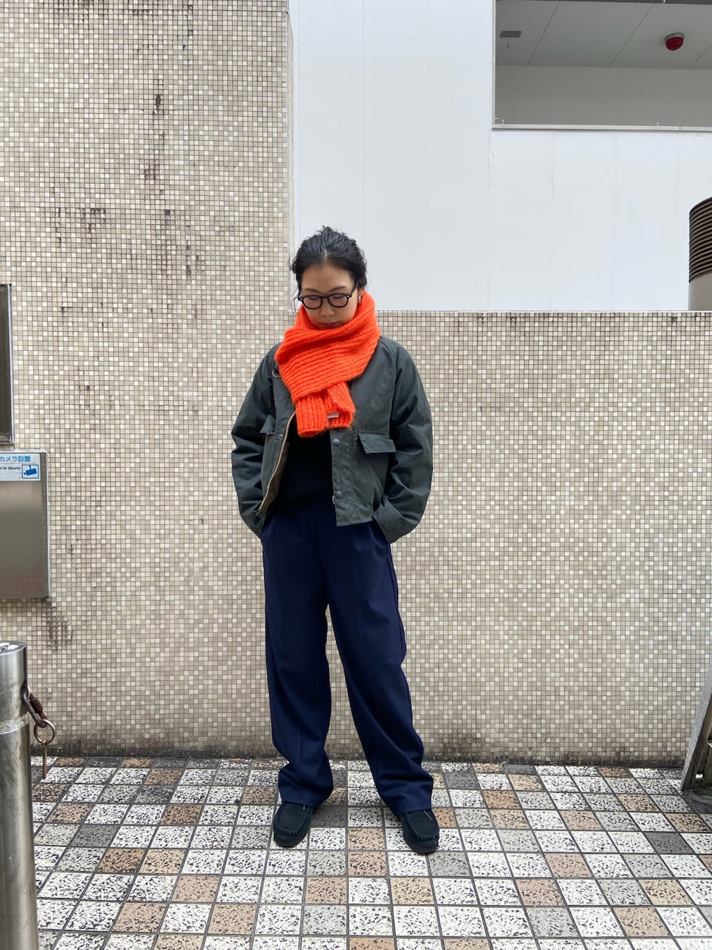 「スラックス、BEAVER、バブアー、オレンジ、クラークス、メガネ女子、オレンジニット、BEAVER名古屋、バブアー女子、バブアースペイ」｜「MANASTASHのMANASTASH/マナスタッシュ　２タックスラックス（スラックス、グレー系）」を使った、小林さん（レディース・155cm）の秋コーディネートの1枚目の写真