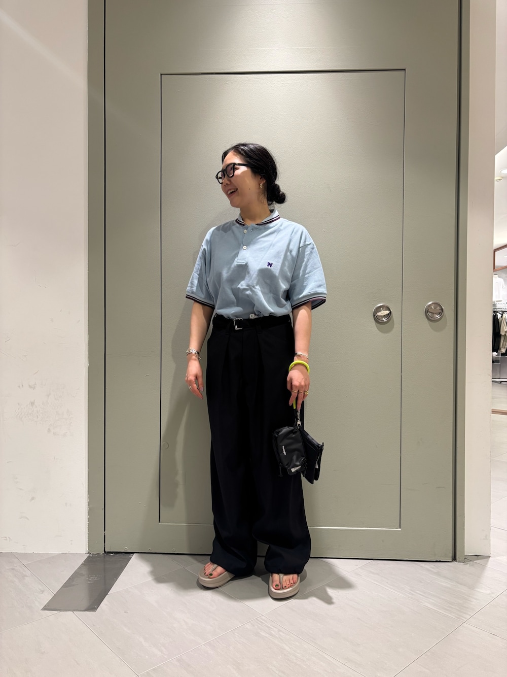 「ブラックコーデ、夏コーデ、半袖シャツ、夏、夏だ！Tシャツ着よう！、ポロシャツ、サンダル、厚底サンダル、トポロジー、メガネ女子」｜「BEAVERのB omnivore/ビーオムニボー  TR BELT LOOSE PANTS（その他パンツ、ブラック系）」を使った、小林さん（レディース・155cm）の夏コーディネートの1枚目の写真