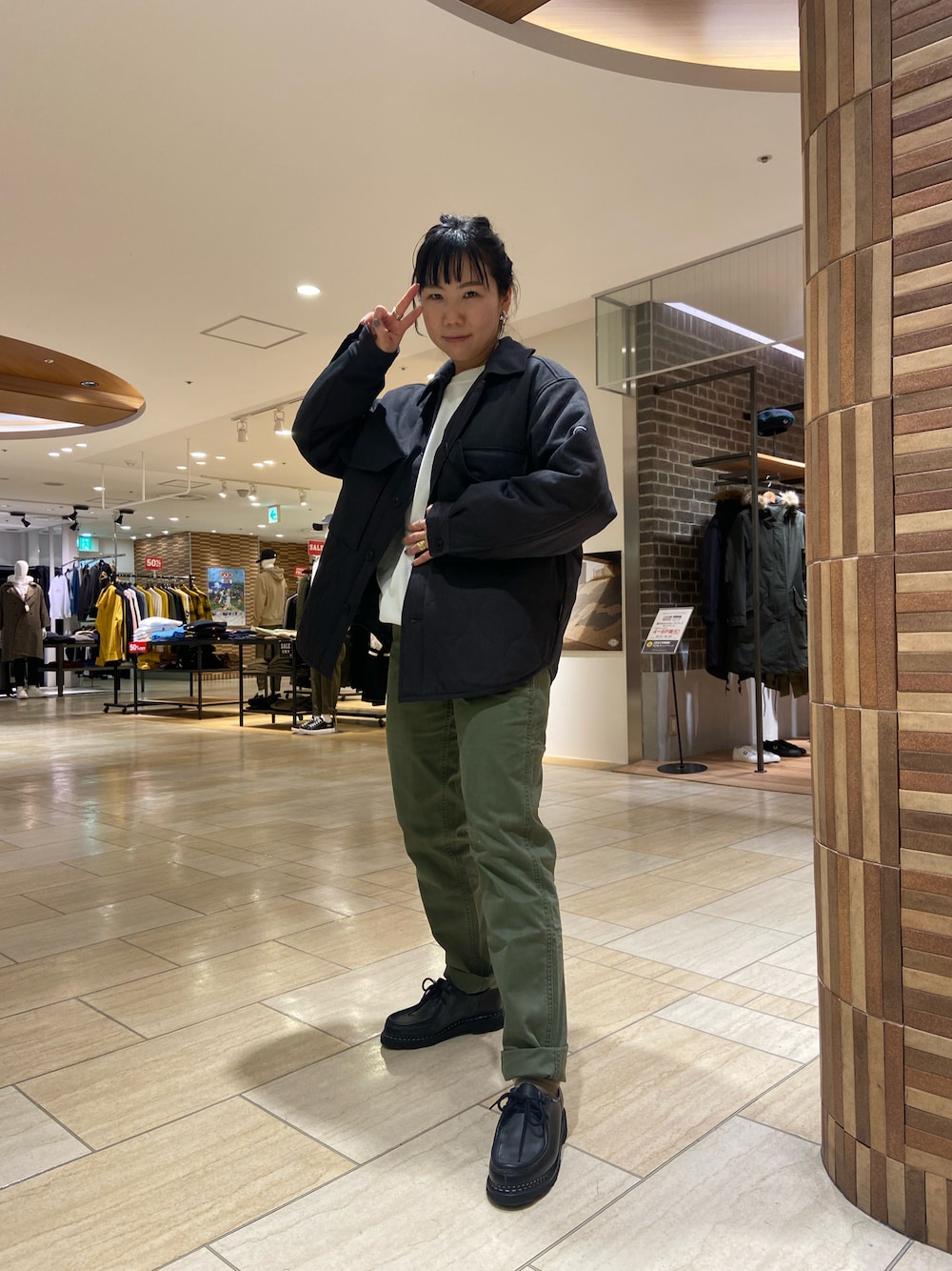 「大人カジュアル、グラミチ、グラミチ女子、着回しコーデ、パンツスタイル、ブルゾン、シンプル、BEAVER、BEAVER名古屋、オトナ女子、アウトドアスタイル」｜「GramicciのGRAMICCI/グラミチ　W’S TAPERED PANTS/ウィメンズテーパードパンツ（その他パンツ、グリーン系）」を使った、小林さん（レディース・155cm）の冬コーディネートの1枚目の写真