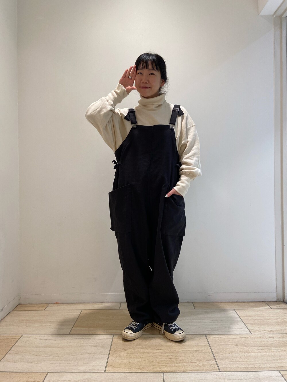 「オトナカジュアル、シンプルコーデ、秋色、ゆるコーデ、ボリューム袖、カジュアル、オーバーオール、BEAVER、BEAVER名古屋、ボーイッシュ」｜「MANASTASHのMANASTASH/マナスタッシュ　W's SWEAT BULKY NECK　ウィメンズ　スウェット　バルキーネック　タートルネック（スウェット、ベージュ系）」を使った、小林さん（レディース・155cm）の秋コーディネートの1枚目の写真