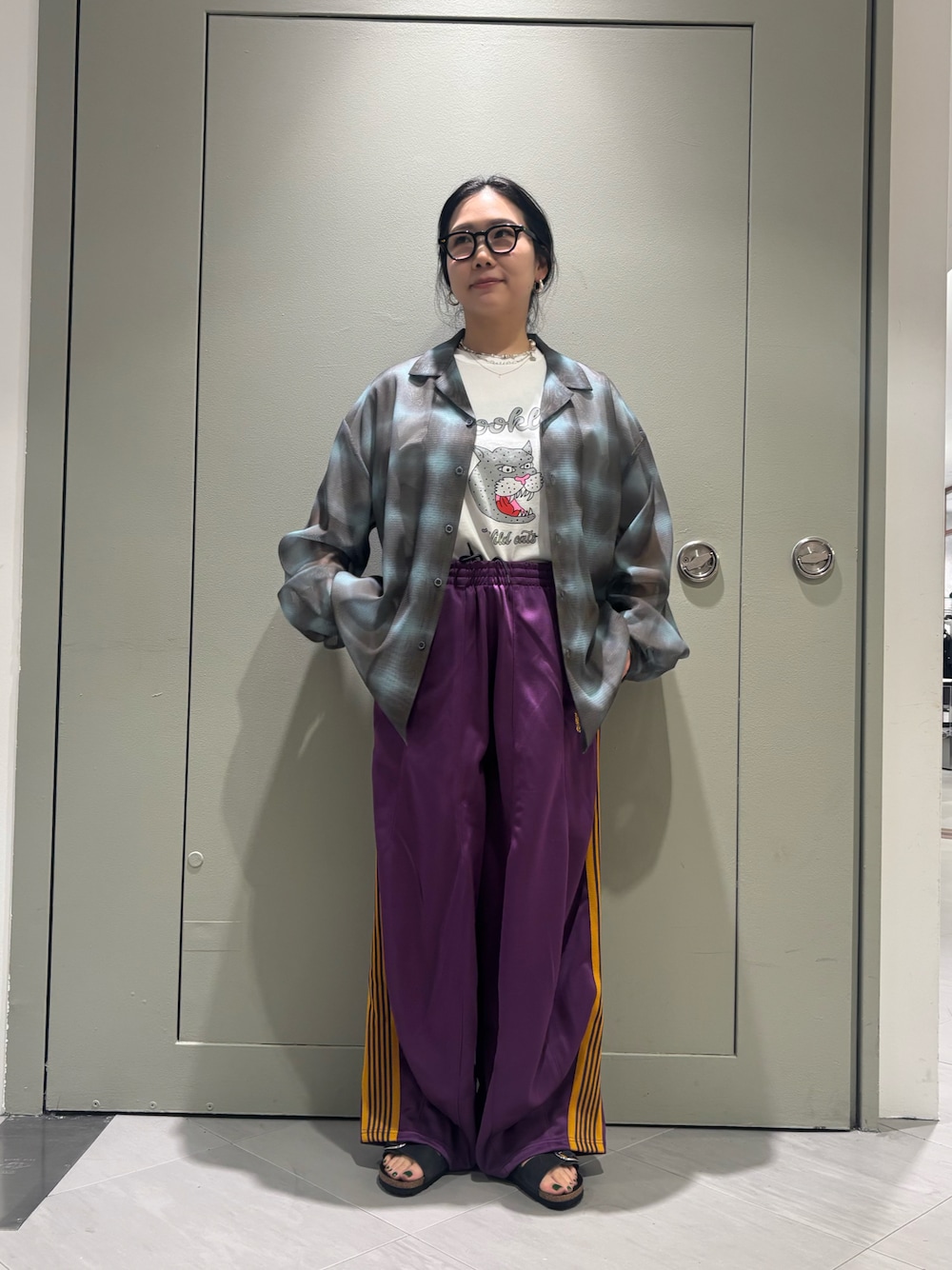 「アメカジ、BEAVER、ワイドパンツ、サンダル、トラックパンツ、プリントT、シャツスタイル、ゆるシルエット、BEAVER名古屋、HDパンツ」｜「FUNGのFUNG/ファング　BASIC TEE BROOKLYN　Ｔシャツ（Tシャツ/カットソー、ホワイト系）」を使った、小林さん（レディース・155cm）の春コーディネートの1枚目の写真