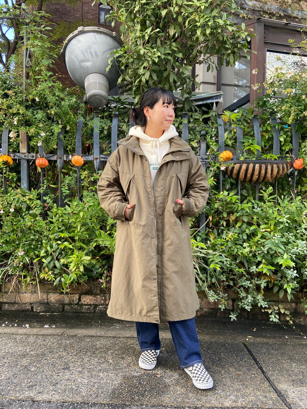 「秋のコーデ、カジュアルコーデ、3way、パーカー、パーカーコーデ、ロングコート、BEAVER、BEAVER名古屋、ミルクフェド、着回しコーデ」｜「MILKFED.のMILKFED. × MANASTASH /ミルクフェド×マナスタッシュ　SWEAT HOODIE スウェットフーディー　パーカー（パーカー、ベージュ系）」を使った、小林さん（レディース・155cm）の秋コーディネートの1枚目の写真