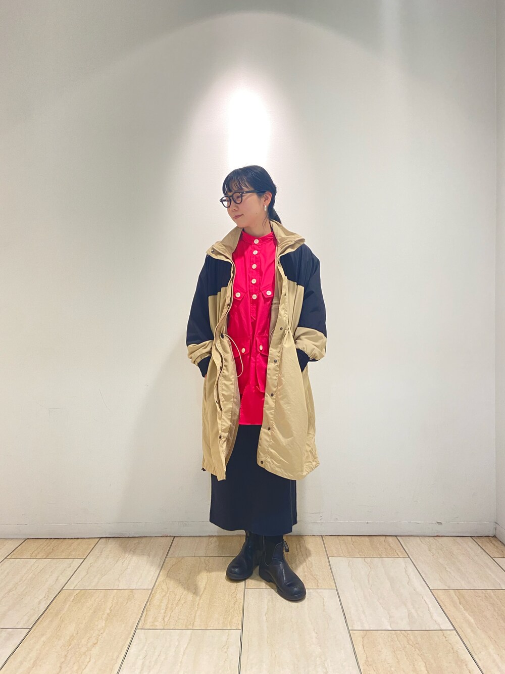 「春、オトナ女子、ゆるコーデ、スカートスタイル、春アウター、タイトスカート、オトナカジュアル、ワイルドシングス、春コート、BEAVER、BEAVER名古屋」｜「MANASTASHのMANASTASH/マナスタッシュ HEMP SLIT SKIRT ヘンプスリットスカート（スカート、ブラック系）」を使った、小林さん（レディース・155cm）の冬コーディネートの1枚目の写真