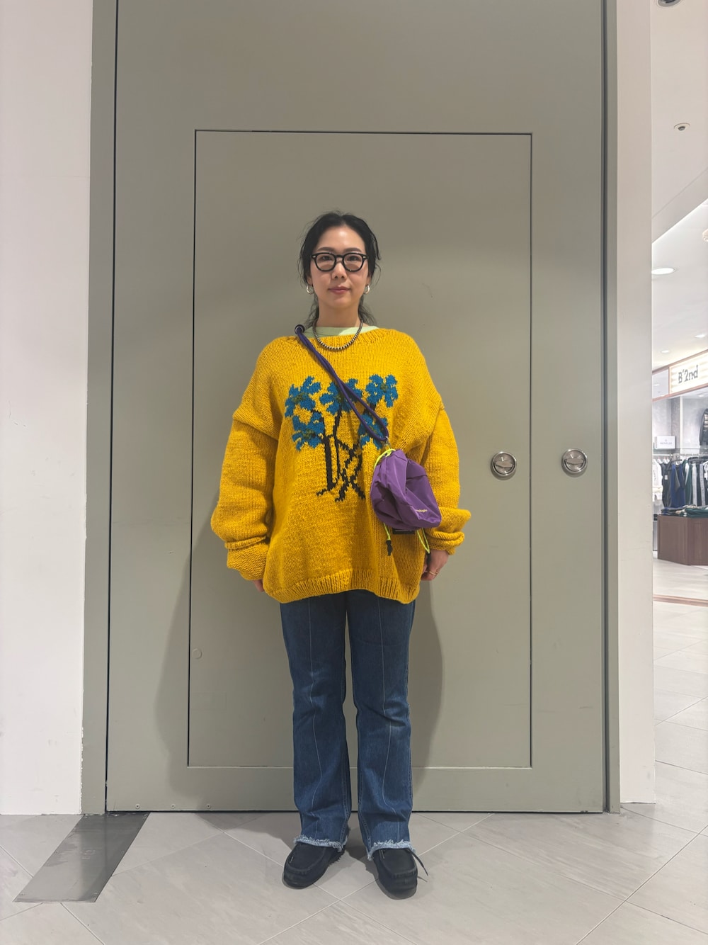 「BEAVER、オーバーサイズ、冬、冬服、ワラビー、秋冬コーデ、ニットコーデ、BEAVER名古屋、ニット/セーター、真冬のあったかスタイル」｜「ClarksのCLARKS/クラークス WALLABEE GTX ワラビー　ゴアテックス（モカシン/デッキシューズ、ブラック系）」を使った、小林さん（レディース・155cm）の冬コーディネートの1枚目の写真