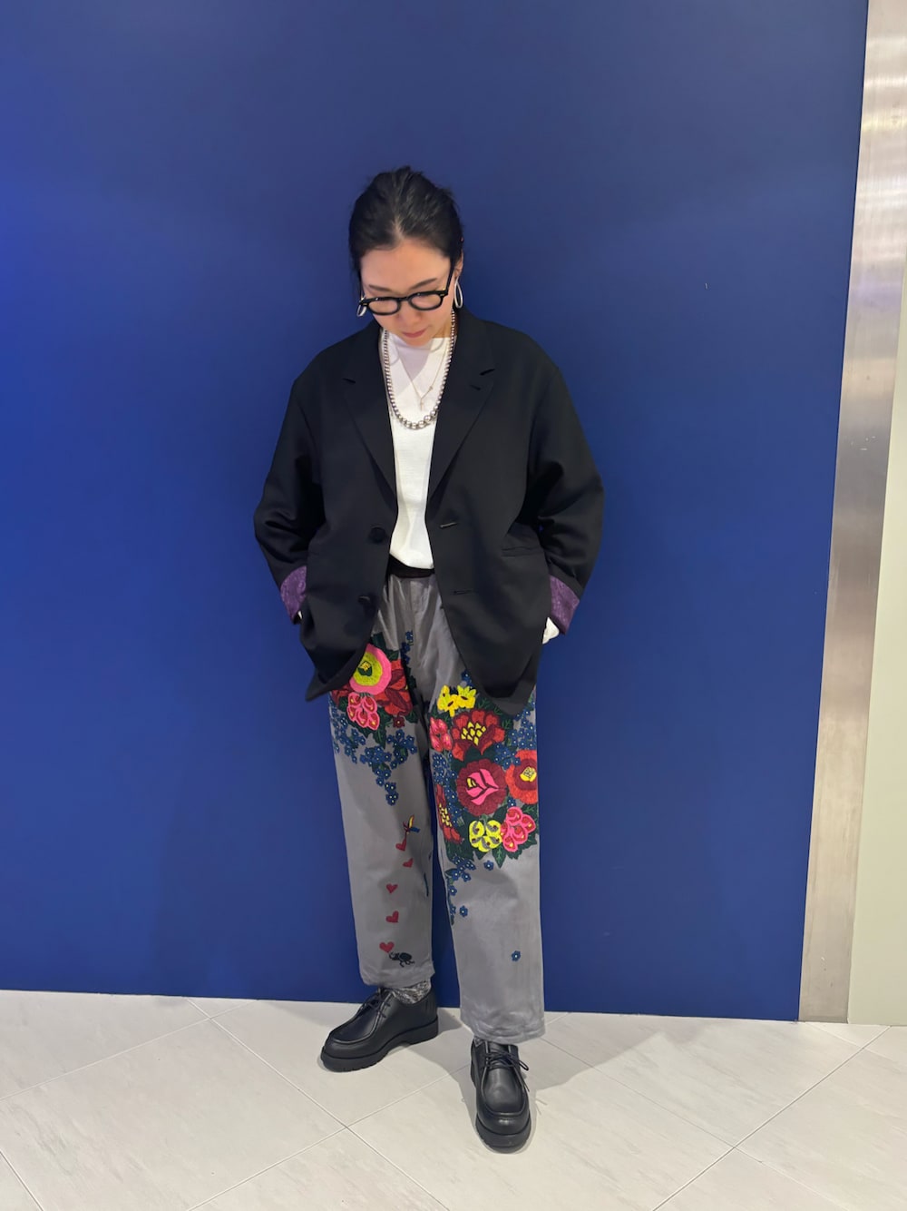 「ジャケット、柄パンツ、BEAVER、ボヘミアンズ、レザーシューズ、春、白Tシャツ、オトナカジュアル、クレマン、BEAVER名古屋」｜「KLEMANのKLEMAN/クレマン　PADROR WOMEN パドレ　ウィメンズ（ローファー、ブラック系）」を使った、小林さん（レディース・155cm）の冬コーディネートの1枚目の写真