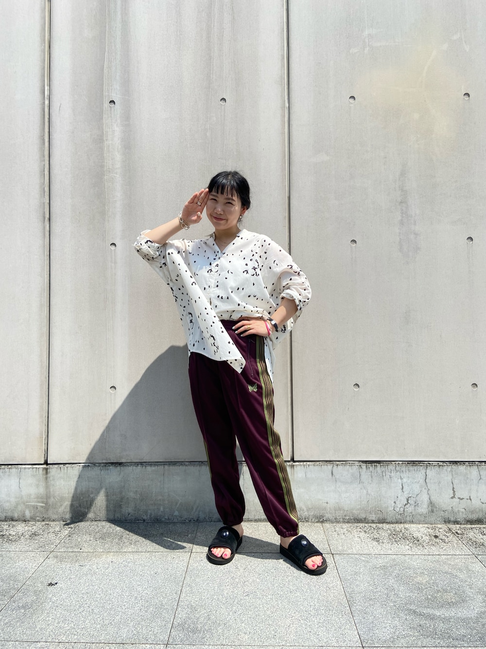 シルバー系のリングを着用したレディースの夏コーディネートの1枚目の写真