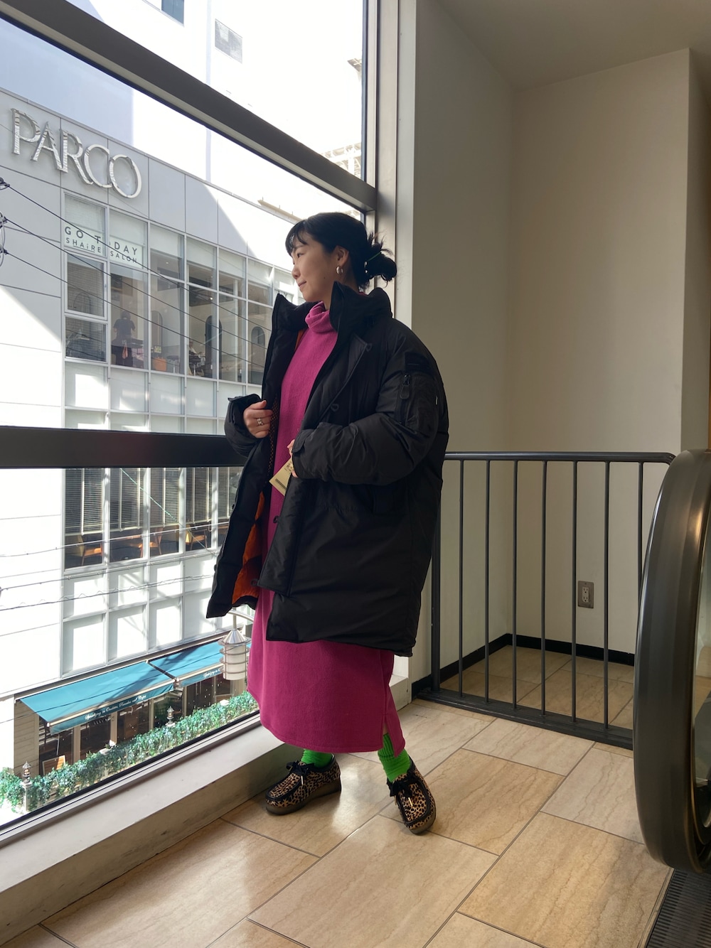「大人カジュアル、冬コーデ、アウター、モンスターパーカー、オーバーサイズ、あったかコーデ、ショートブーツ、ロングコート、ワンピース、BEAVER、BEAVER名古屋」｜「AVIREXの【AVIREX×WILD THINGS】モンスター パーカー / MONSTER PARKA / アヴィレックス / AVIREX（ダウンジャケット/コート、ブラック系）」を使った、小林さん（レディース・155cm）の冬コーディネートの1枚目の写真