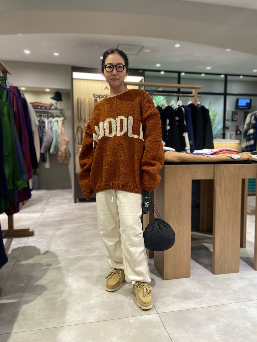 「ニット、BEAVER、あったかコーデ、ワラビー、ゆるコーデ、スウエットパンツ、秋冬コーデ、ニットコーデ、BEAVER名古屋、トポロジー、マクマホンニッティングミルズ」｜「TopologieのTopologie/トポロジー　Wares Bags Reversible Bucket リバーシブルバケット（ショルダーバッグ、パープル系）」を使った、小林さん（レディース・155cm）の秋コーディネートの1枚目の写真