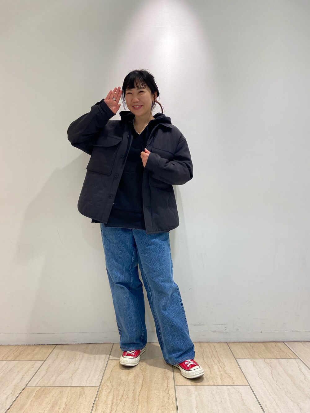 「休日スタイル、カジュアルコーデ、オトナ女子、ラクチンコーデ、オトナカジュアル、スニーカー、シャツジャケット、BEAVER、BEAVER名古屋、デニムコーデ」｜「MANASTASHのMANASTASH/マナスタッシュ　W's WOOLLY BAJA HOODIE　ウィメンズウーリーバハフーディー　パーカー（パーカー、ブラック系）」を使った、小林さん（レディース・155cm）の冬コーディネートの1枚目の写真