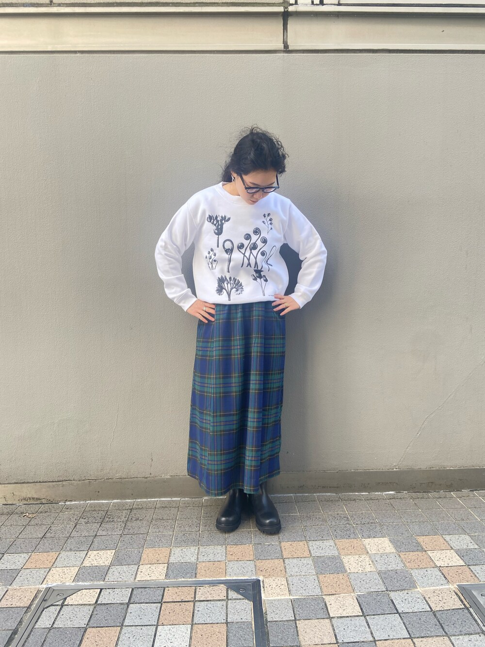 「シンプルコーデ、秋服、オトナ女子、チェック、チェックスカート、スウェット、スウェットコーデ、BEAVER、BEAVER名古屋、サイドゴアブーツ」｜「BEAVERのHub PRODUCTS/ハブプロダクツ　KARL BLOSSFELDT SWEAT SHIRT  カール・ブロスフェルト（スウェット、ホワイト系）」を使った、小林さん（レディース・155cm）の秋コーディネートの1枚目の写真