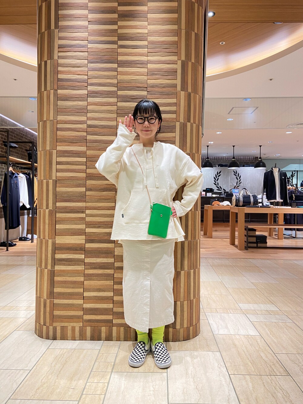 「カジュアル、春コーデ、大人カジュアル、グラミチ、グラミチ女子、カラーコーデ、ホワイトコーデ、スウェット、タイトスカート、BEAVER、BEAVER名古屋」｜「MANASTASHのMANASTASH/マナスタッシュ W's HEMP SWEAT BAJA P/O　ウィメンズ　ヘンプスウェット　バハプルオーバー（スウェット、グリーン系）」を使った、小林さん（レディース・155cm）の冬コーディネートの1枚目の写真