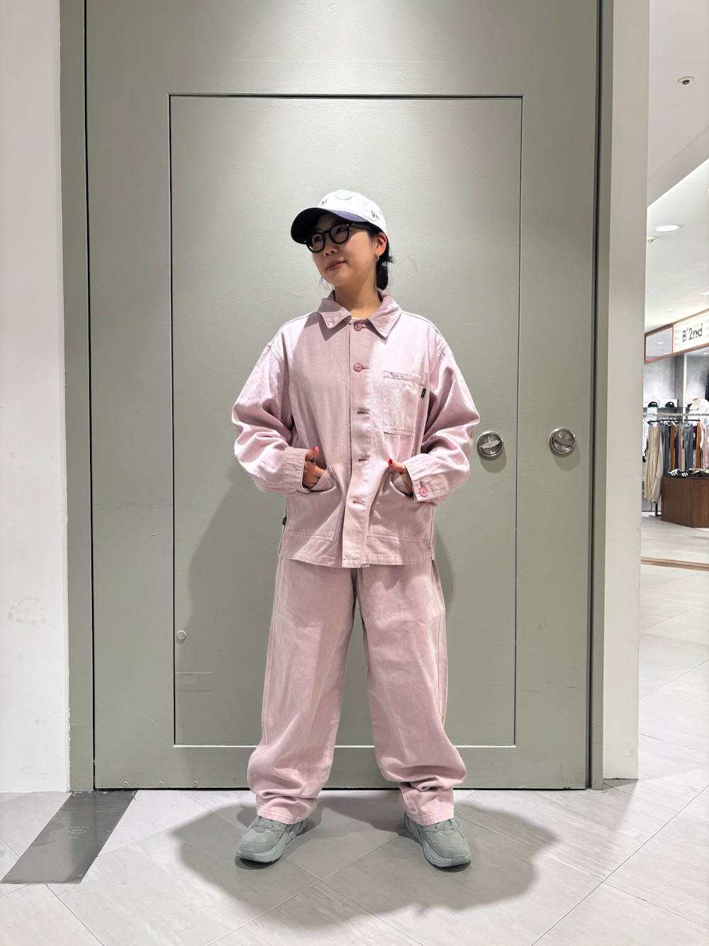 「ジャケット、セットアップ、BEAVER、春色、ジャケットスタイル、スニーカー女子、ゆるコーデ、カラーコーデ、ホカオネオネ、春めき満開コーデ」｜「NEW ERAのNEW ERA × MANASTASH/ ニューエラ×マナスタッシュ  9TWENTY MINI LOGO CAP /ミニロゴキャップ（キャップ、ブルー系）」を使った、小林さん（レディース・155cm）の春コーディネートの1枚目の写真