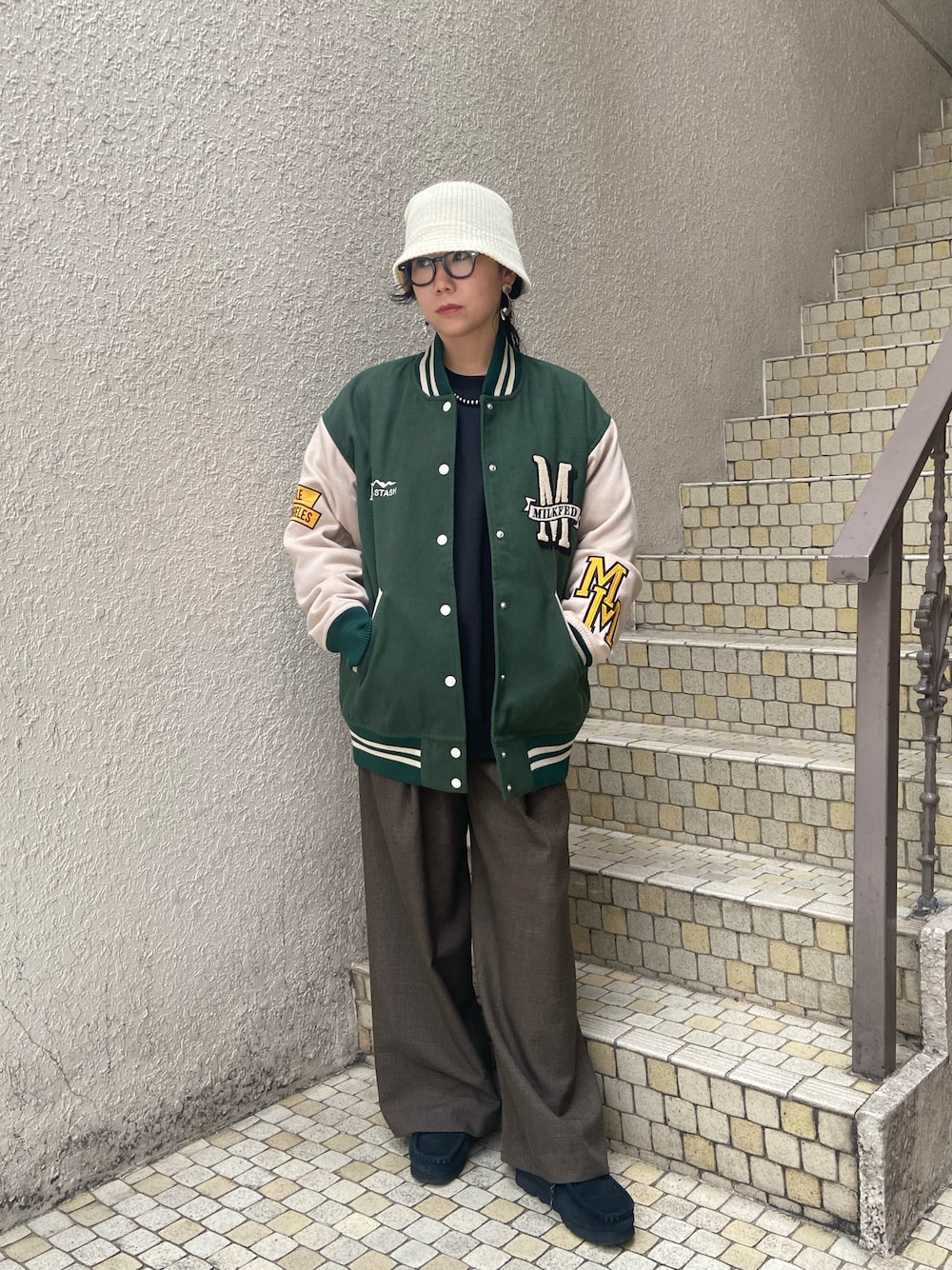 「アウター、スタジャン、ストリート、BEAVER、MANASTASH、クラークス、MILKFED.、ワラビー、カジュアルコーデ、BEAVER名古屋」｜「ClarksのCLARKS/クラークス  WALLABEE BT GTX  ゴアテックス（モカシン/デッキシューズ、ブラック系）」を使った、小林さん（レディース・155cm）の秋コーディネートの1枚目の写真