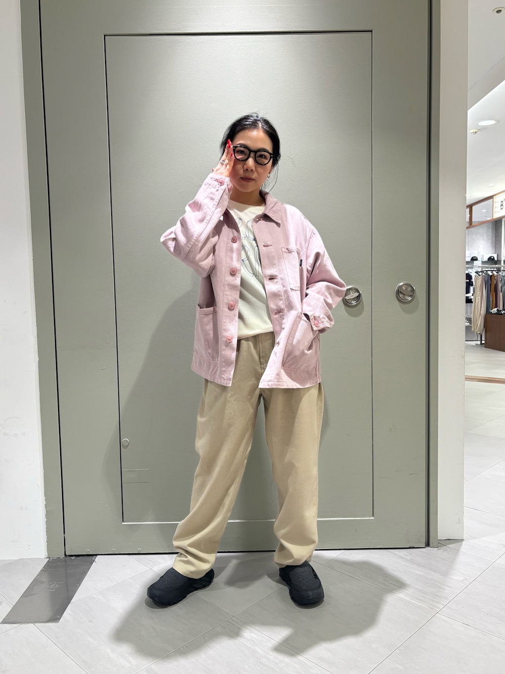 「テーパードパンツ、ジャケット、BEAVER、カジュアルスタイル、グラミチ、スニーカー女子、カラーコーデ、BEAVER名古屋、ホカオネオネ、春めき満開コーデ」｜「MANASTASHのMANASTASH/マナスタッシュ/HEMP WASHED CHORE JACKET（ブルゾン、ピンク系）」を使った、小林さん（レディース・155cm）の春コーディネートの1枚目の写真