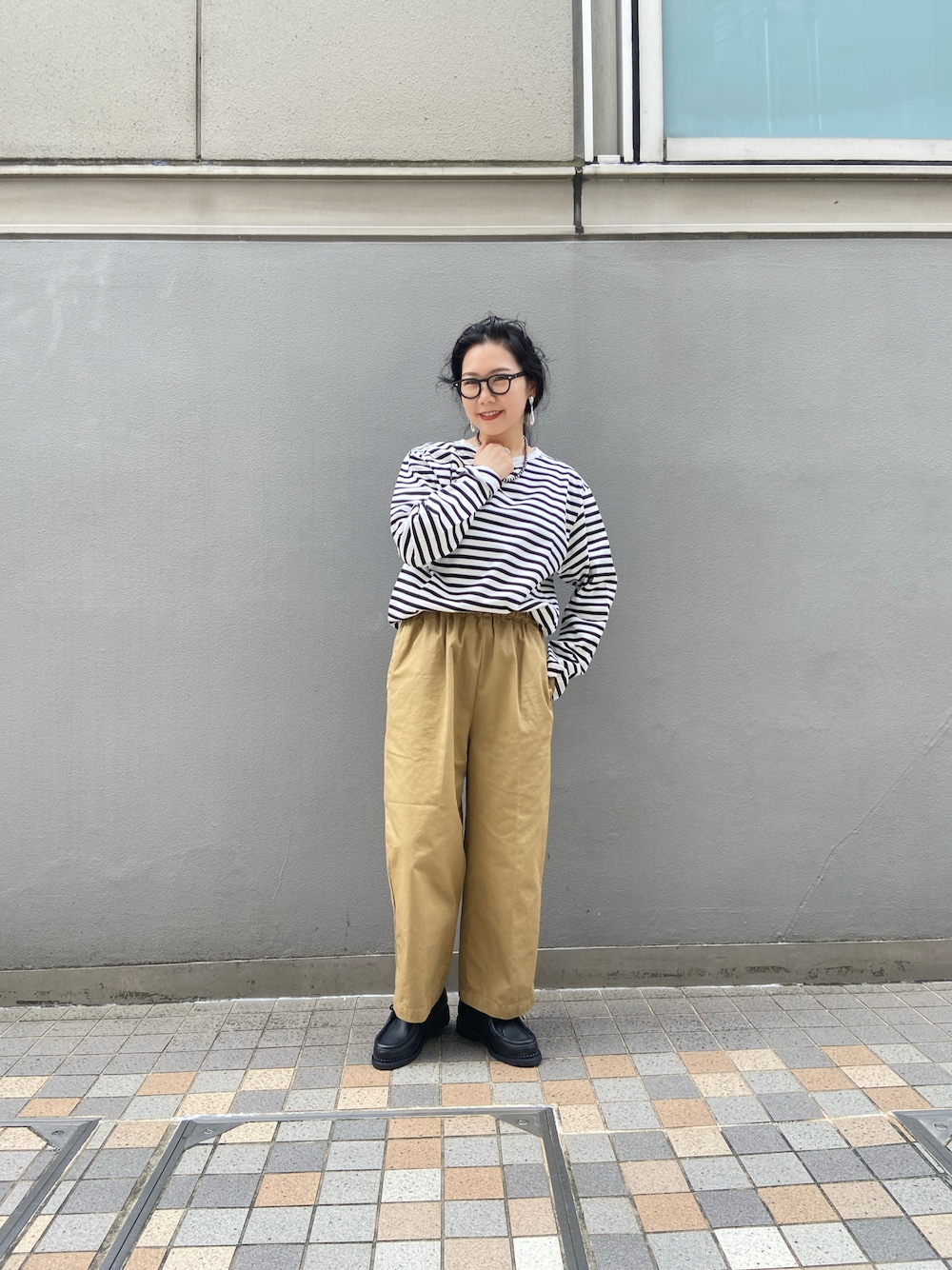 「ボーダー、秋のコーデ、BEAVER、ワイドパンツ、パラブーツ、ボーダートップス、ベージュパンツ、カジュアルコーデ、秋先取りコーデ、BEAVER名古屋」｜「MANASTASHのMANASTASH/マナスタッシュ　BDクルーネックT（Tシャツ/カットソー、ブラック系）」を使った、小林さん（レディース・155cm）の秋コーディネートの1枚目の写真