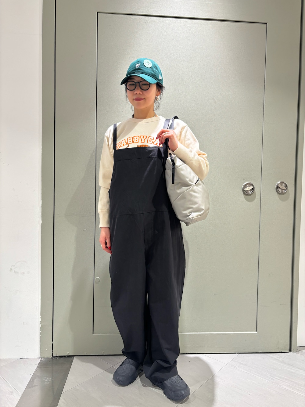 「スウェット、オーバーオール、BEAVER、ニューエラ、お出かけコーデ、春服、リラックススタイル、春コーデ、キャップ女子、ノースフェイストートバック」｜「HOKAのHOKA ONE ONE / ホカ オネオネ　Restore TC リストアーティーシー　ユニセックス（サンダル、ブラック系）」を使った、小林さん（レディース・155cm）の春コーディネートの1枚目の写真