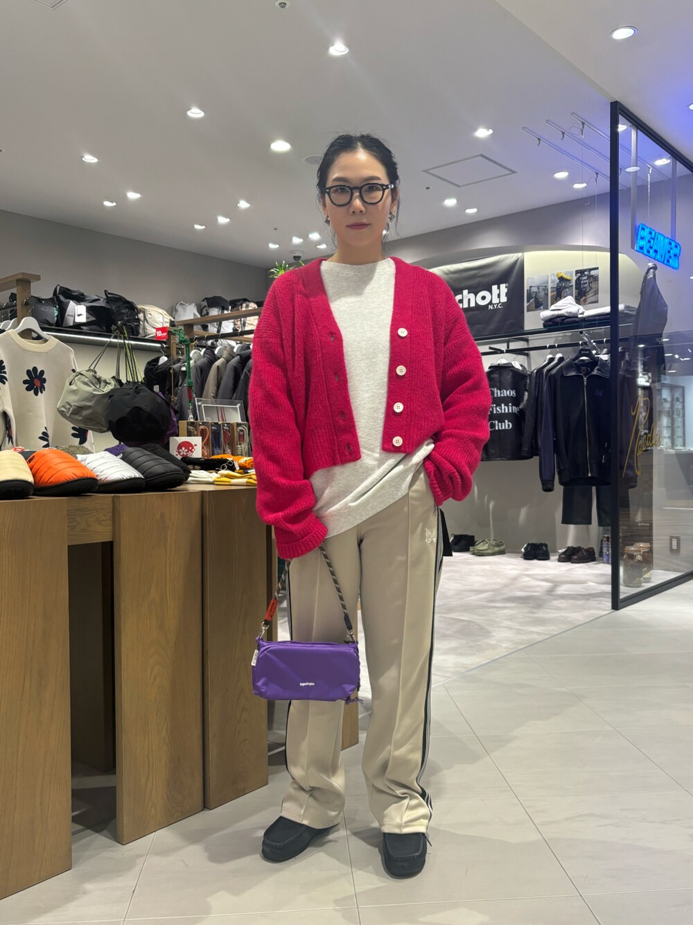 「カーディガン、BEAVER、トラックパンツ、着回しコーデ、おでかけコーデ、秋冬、秋冬コーデ、ニットコーデ、オトナ女子、BEAVER名古屋」｜「ClarksのCLARKS/クラークス WALLABEE GTX ワラビー　ゴアテックス（モカシン/デッキシューズ、ブラック系）」を使った、小林さん（レディース・155cm）の秋コーディネートの1枚目の写真