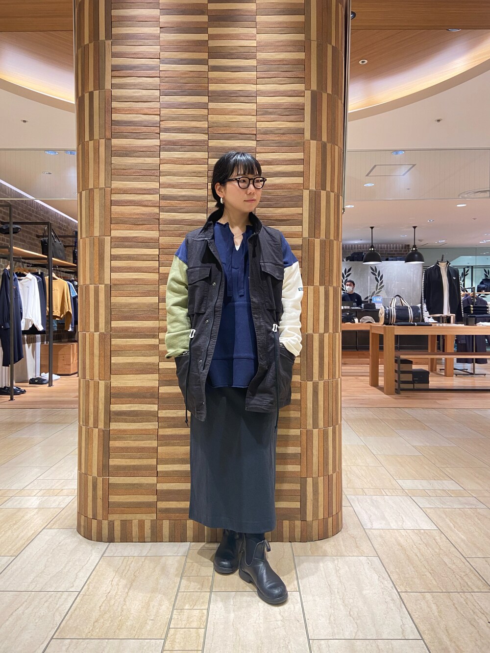 「マナスタッシュ、スカート、スカートスタイル、ベストコーデ、タイトスカート、スウェットスカート、大人カジュアル、春コーデ、BEAVER、BEAVER名古屋」｜「MANASTASHのMANASTASH/マナスタッシュ HEMP SLIT SKIRT ヘンプスリットスカート（スカート、ブラック系）」を使った、小林さん（レディース・155cm）の冬コーディネートの1枚目の写真
