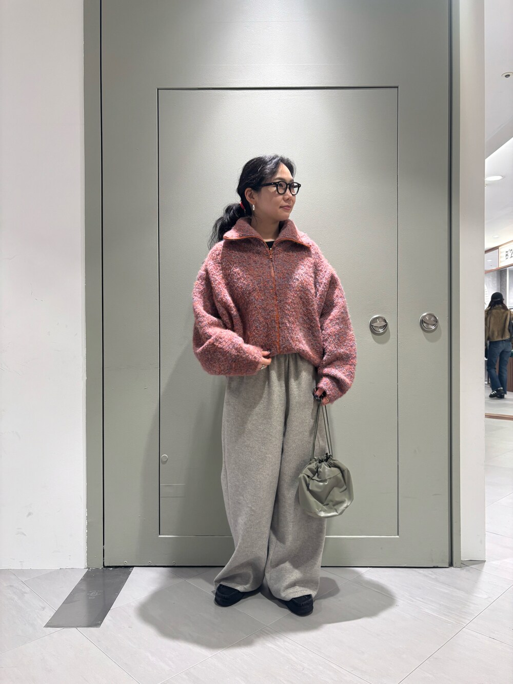 「BEAVER、お出かけコーデ、冬服、着回しコーデ、淡色コーデ、キンチャクバッグ、冬アウター、BEAVER名古屋、トポロジー、ニット/セーター」｜「ClarksのCLARKS/クラークス WALLABEE GTX ワラビー　ゴアテックス（モカシン/デッキシューズ、ブラック系）」を使った、小林さん（レディース・155cm）の冬コーディネートの1枚目の写真