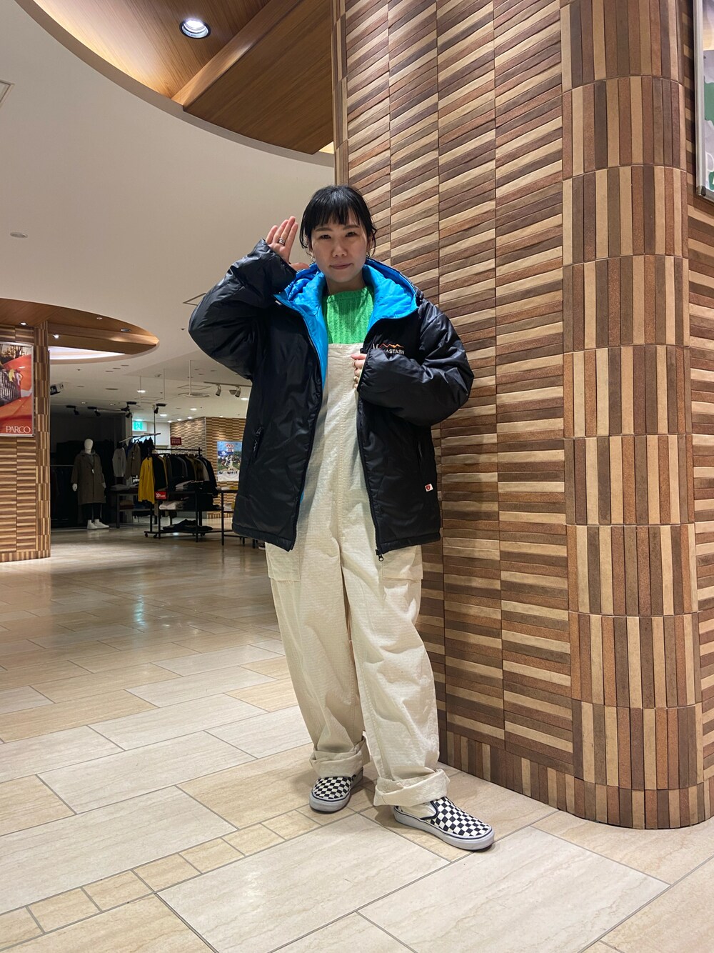 「大人カジュアル、シンプル、冬コーデ、ニットコーデ、パンツスタイル、オーバーオール、着回しコーデ、カジュアル、BEAVER、BEAVER名古屋、オーバーサイズ」｜「MANASTASHのMANASTASH/マナスタッシュ　Y2K REVERSIBLE HOODIE Y2Kリバーシブルフーディー　7112107（ダウンジャケット/コート、ブラック系）」を使った、小林さん（レディース・155cm）の冬コーディネートの1枚目の写真