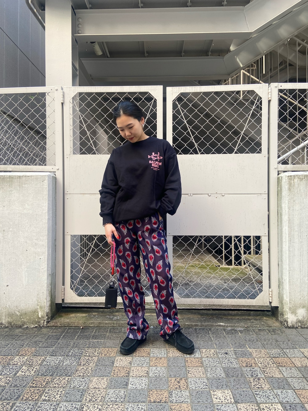 「柄パンツ、BEAVER、トラックパンツ、ニードルス、カジュアルコーデ、ニードルズ、スウェットコーデ、オトナ女子、BEAVER名古屋、トポロジー」｜「TopologieのTopologie/トポロジー　Wares Straps 8.0㎜ Wrist Strap 【ストラップ単体】（スマホグッズ、グリーン系）」を使った、小林さん（レディース・155cm）の夏コーディネートの1枚目の写真