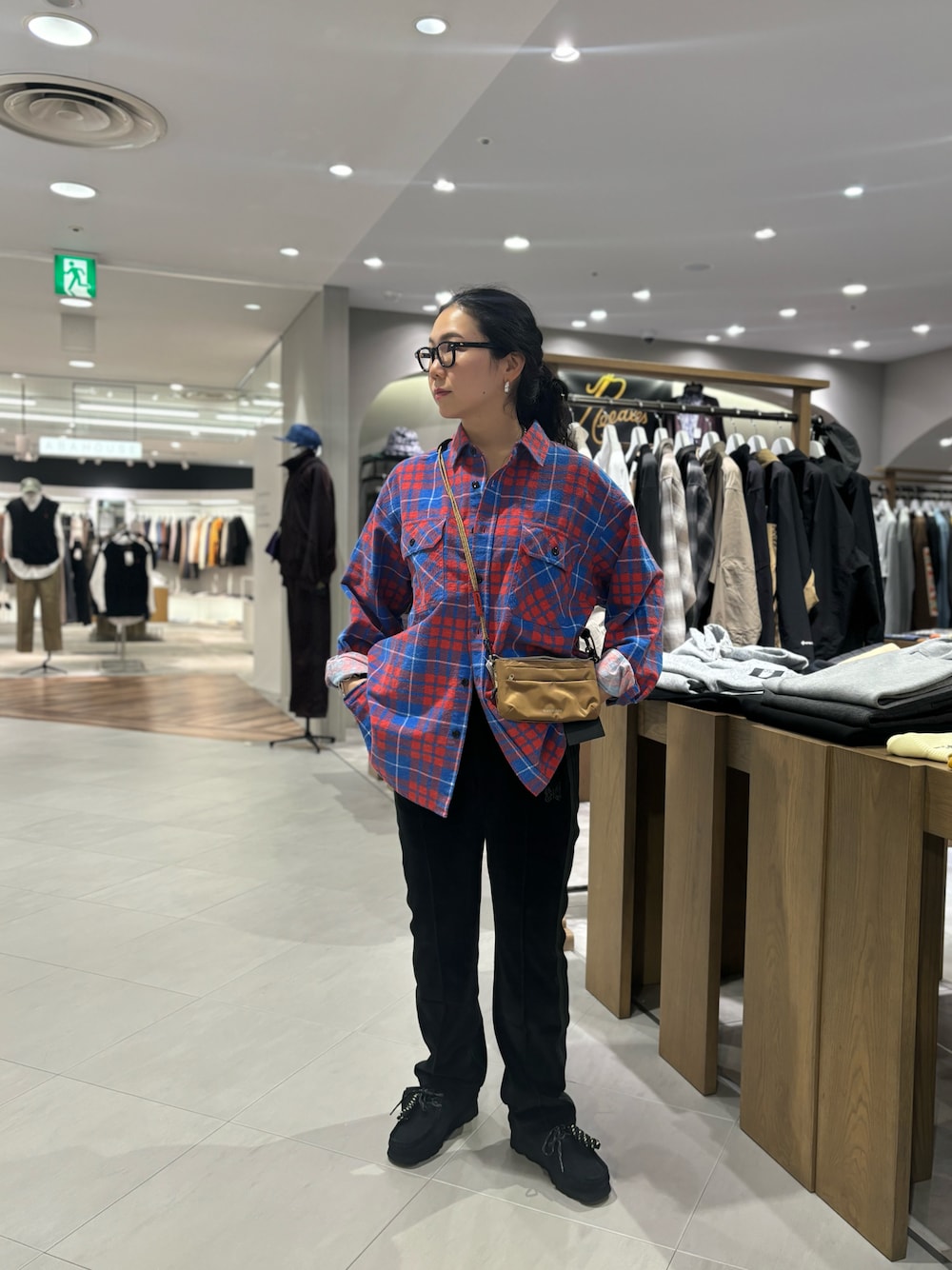 「チェック、ネルシャツ、アウトドアスタイル、トラックパンツ、秋服、オトナカジュアル、秋コーデ、秋冬コーデ、トポロジー、ベロアトラックパンツ」｜「ClarksのCLARKS/クラークス WALLABEE GTX ワラビー　ゴアテックス（モカシン/デッキシューズ、ブラック系）」を使った、小林さん（レディース・155cm）の秋コーディネートの1枚目の写真