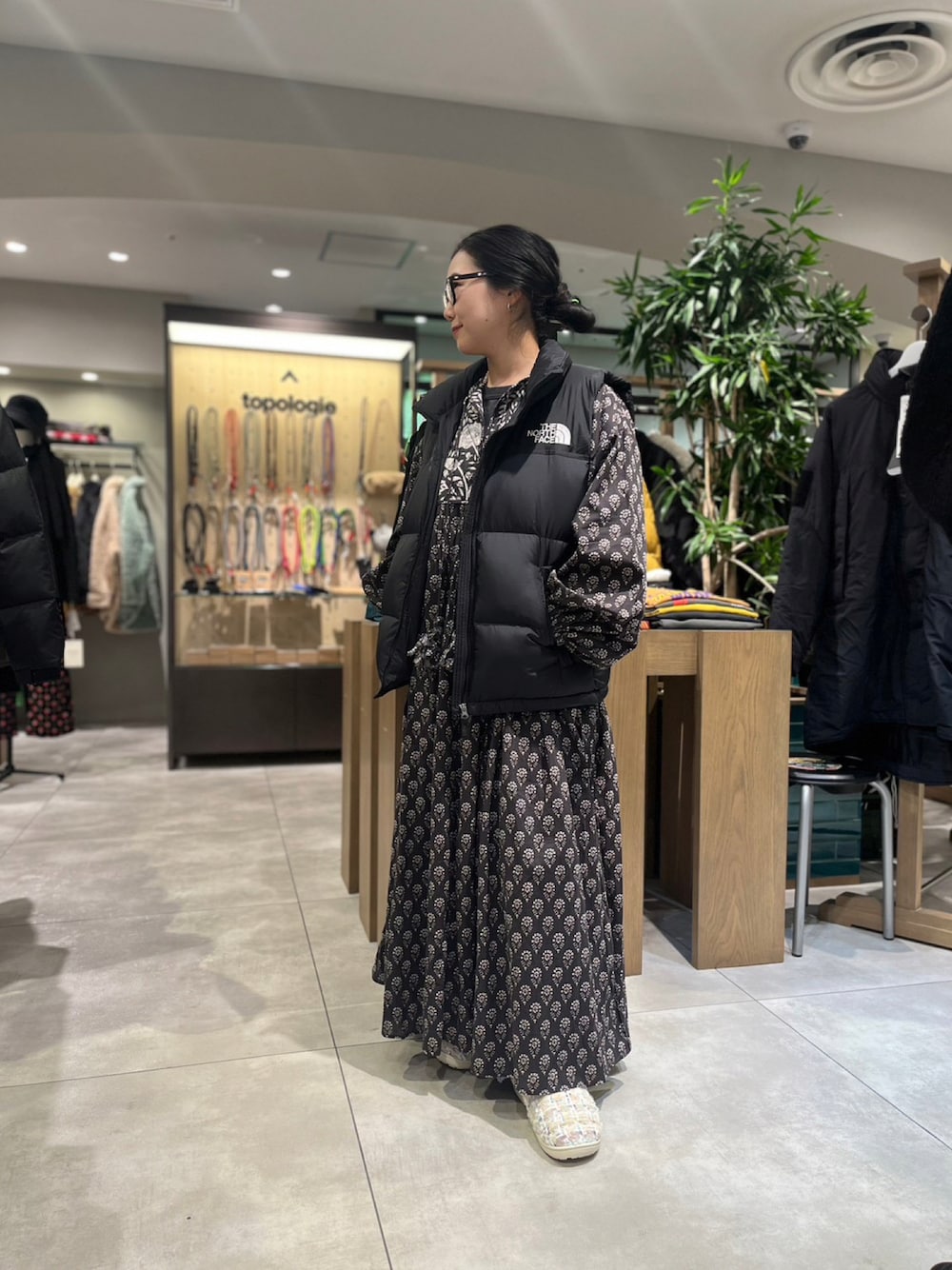 「ワンピース、ダウンベスト、BEAVER、ノースフェイス、オトナカジュアル、秋冬、ヌプシ、BEAVER名古屋、SUBU、ヌプシベスト」｜「BEAVERのSUBU/スブ Tweed ツイード サンダル（シューズ、ホワイト系）」を使った、小林さん（レディース・155cm）の秋コーディネートの1枚目の写真