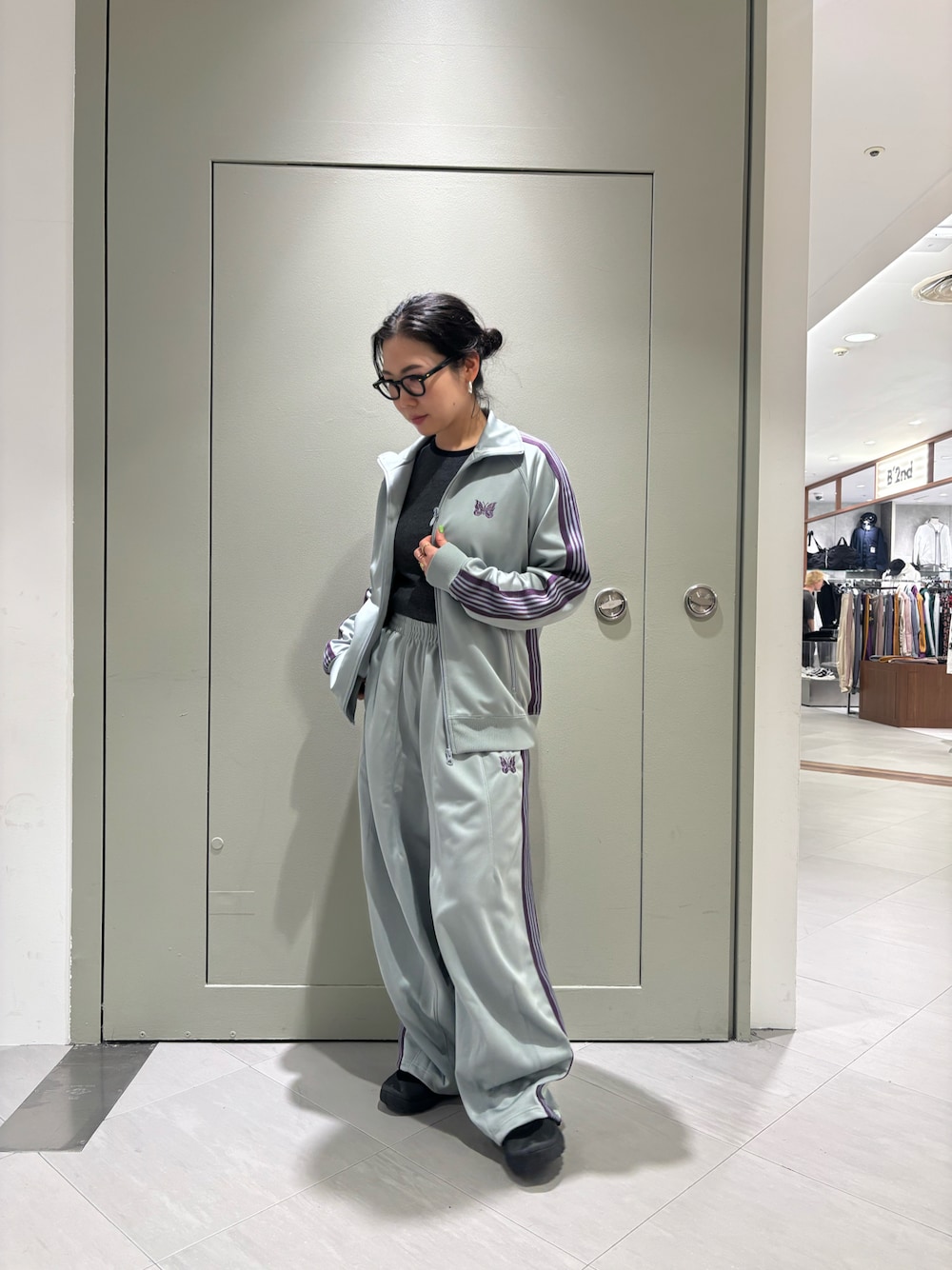 「セットアップ、Tシャツ、BEAVER、インナー、春色、シンプルスタイル、ニードルズ、30代コーデ、BEAVER名古屋、春めき満開コーデ」｜「MILLERのMiller/ミラー　H/S Crew Tee　クルーネック　ハーフスリーブＴ（Tシャツ/カットソー、グレー系）」を使った、小林さん（レディース・155cm）の春コーディネートの1枚目の写真