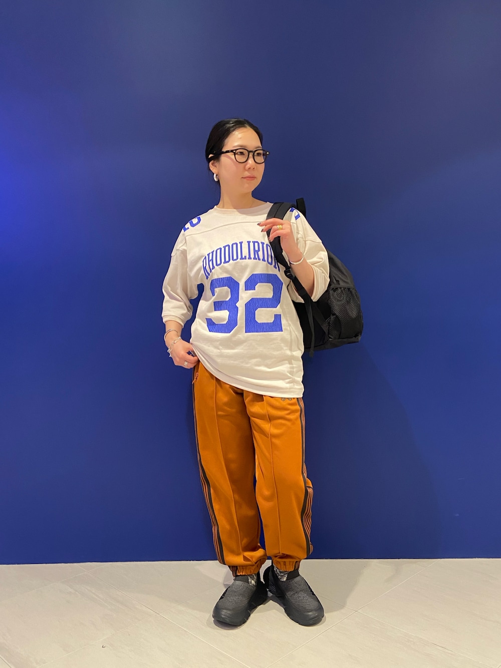 「スニーカー、バックパック、リュック、スポーツミックス、トラックパンツ、パンツコーデ、ラクチンコーデ、着回しコーデ、オトナカジュアル、ホカオネオネ」｜「PACKINGのPACKING/パッキング/NAP BACKPACK/ナップバックパック/PA-037（バックパック/リュック、ブラック系）」を使った、小林さん（レディース・155cm）の冬コーディネートの1枚目の写真